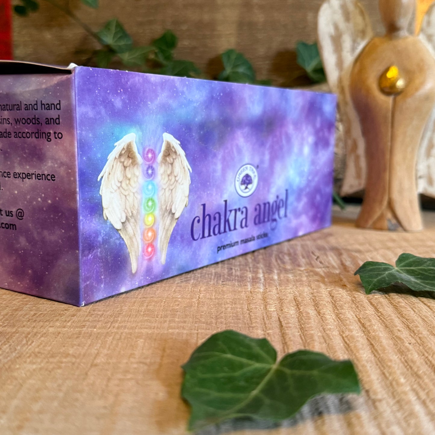 Awaken higher awareness and restore energetic balance with Green Tree Chakra Angel Hand Rolled Natural Incense Sticks, available at buddhamoon.co.uk. Each stick is handcrafted in India using traditional masala techniques to harmonise the Crown Chakra (Sahasrara)—the seventh chakra at the crown of the head, associated with wisdom, connection, and enlightenment.