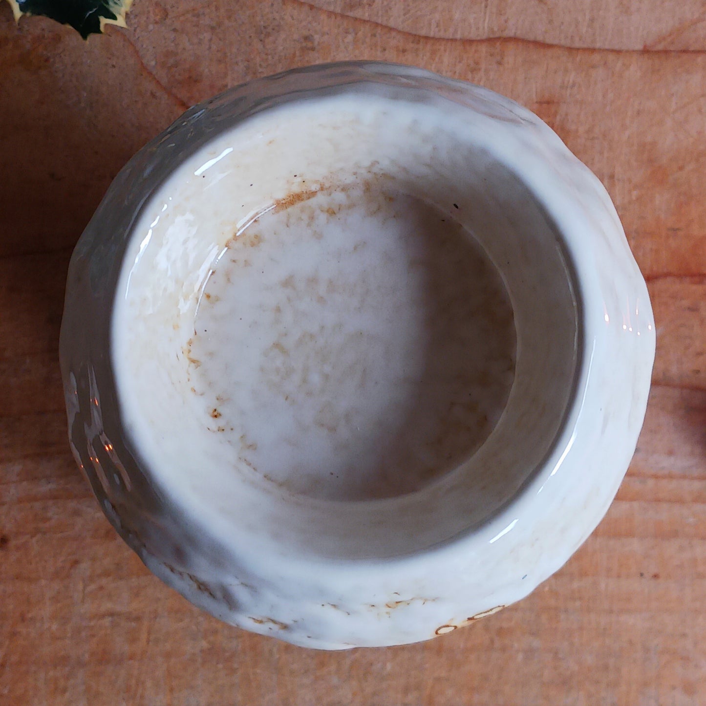 Bring timeless holiday charm to your home with this Handcrafted Christmas Oil Wax Warmer by Village Pottery. Designed in the shape of a festive wreath, this ceramic warmer combines beauty and practicality for the holiday season. Perfect for wax melts or essential oils, it creates a warm and inviting atmosphere as the fragrance fills your space.