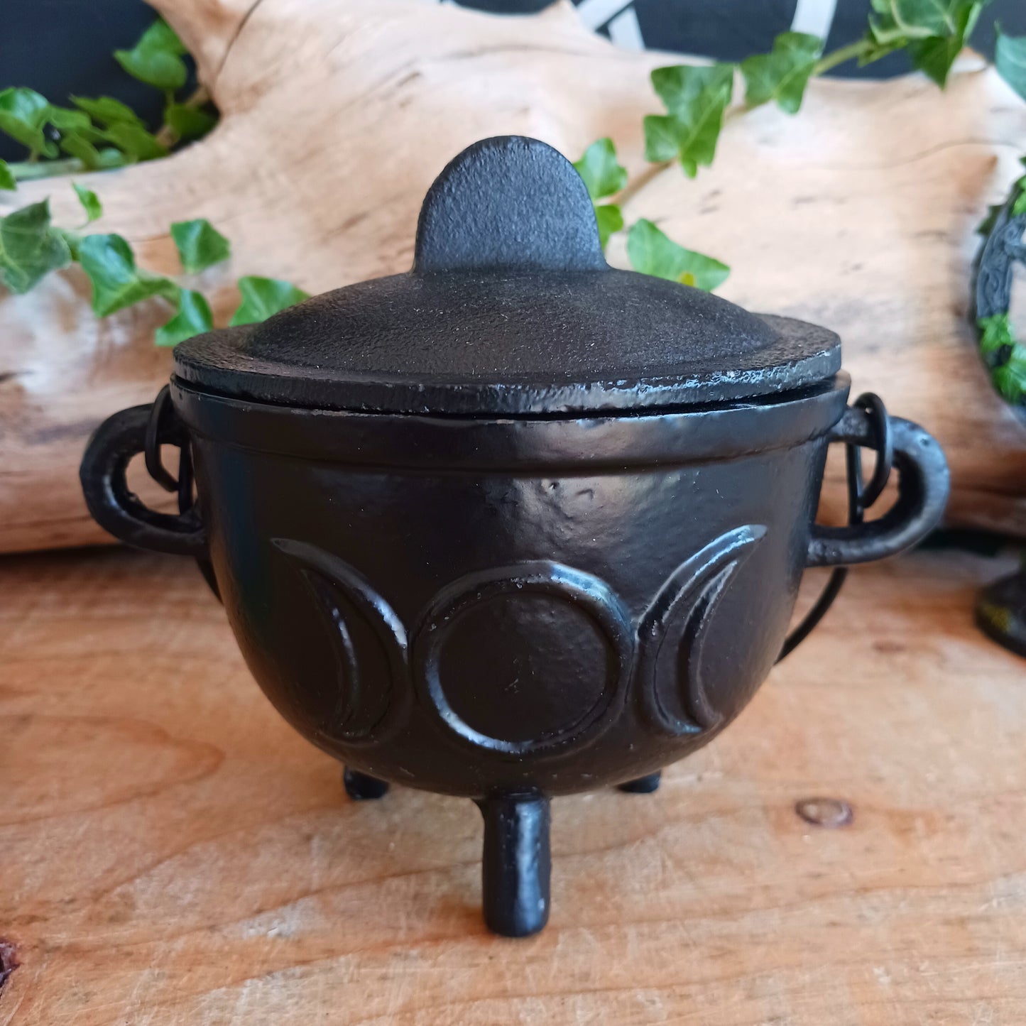 Embrace the power of lunar magic with our Cast Iron Cauldron with Triple Moon (11x13cm). Crafted from durable, high-quality cast iron, this cauldron is a timeless companion for rituals, meditations, and spiritual practices.