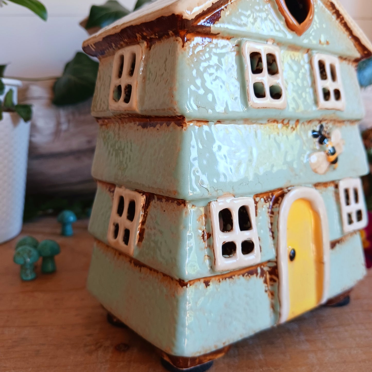 This Village Pottery Beehive House Tealight in the colour Aqua Blue is a great addition to any interior. This little accessory is super cute, shaped like a beehive, with it's tiny frame windows, blue panels and white roof.