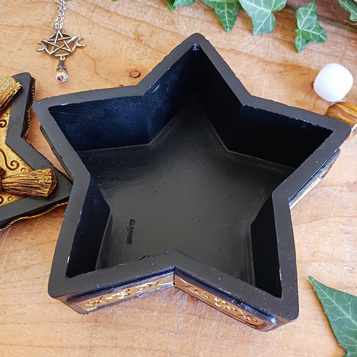 Mystical pentagram jewellery box with witch broom design. Durable polyresin, 16x16x7 cm. Perfect for jewellery, herbs, crystals & keepsakes.