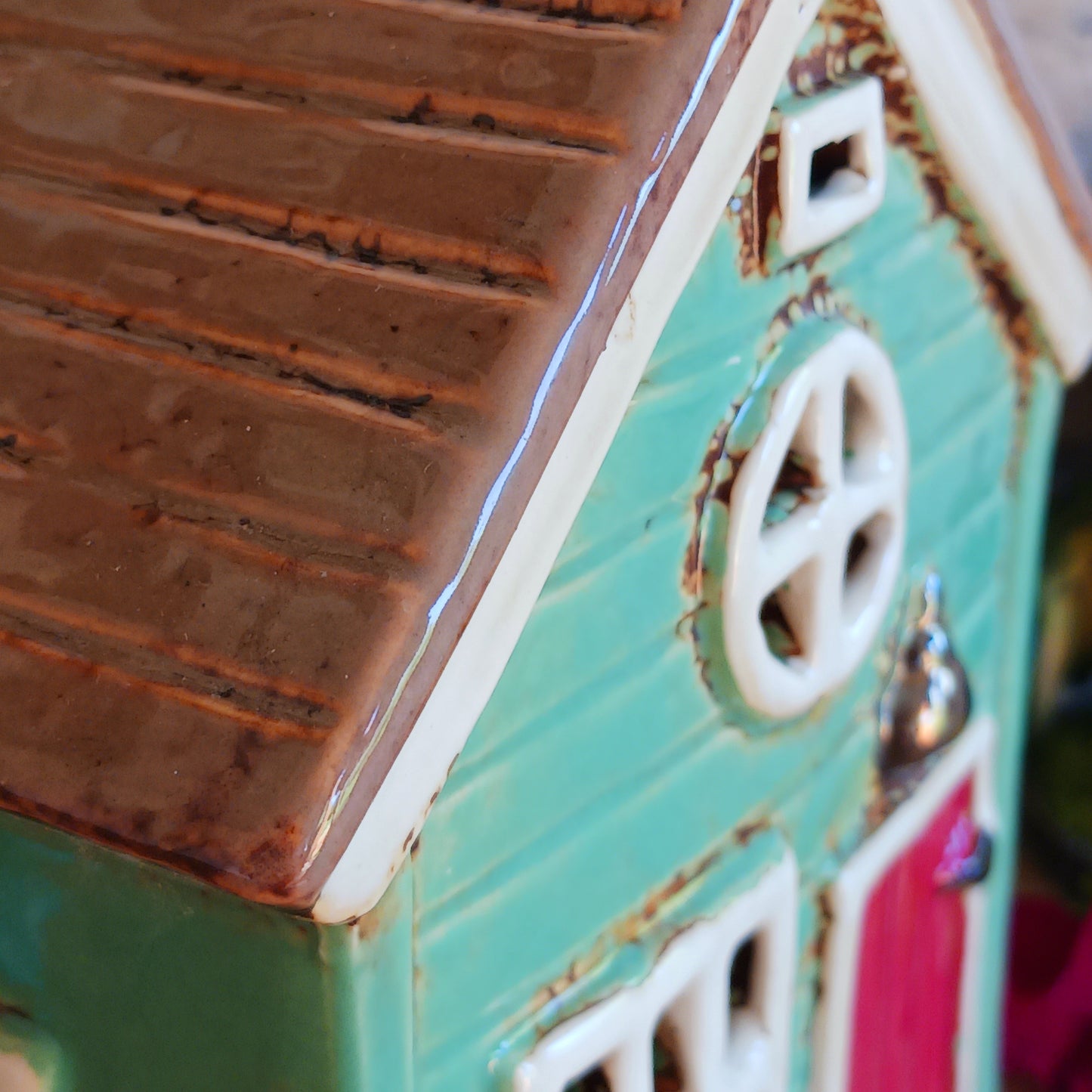 This charming tealight holder features a holiday house design in a warm green colour. With its intricate details and wonderful green finish, this holiday house tealight holder adds a touch of joy to any space. It can be displayed on a shelf, tabletop, or mantel, creating a cheerful and inviting atmosphere.