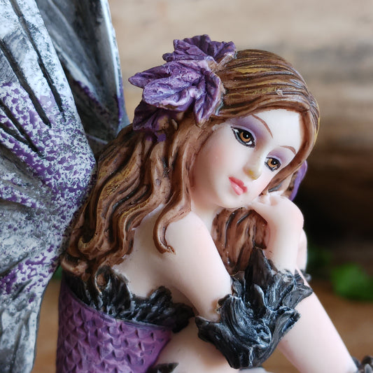 Bring a touch of wistful fantasy and autumnal magic to your home with this beautiful Nemesis Now Autumn Fairy Figurine.