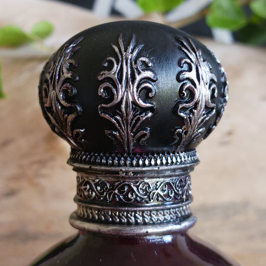 Add a touch of dark magic to your collection with this Gothic Deadly Nightshade Potion Bottle, a striking decorative piece inspired by occult symbolism, gothic style and dark fantasy.