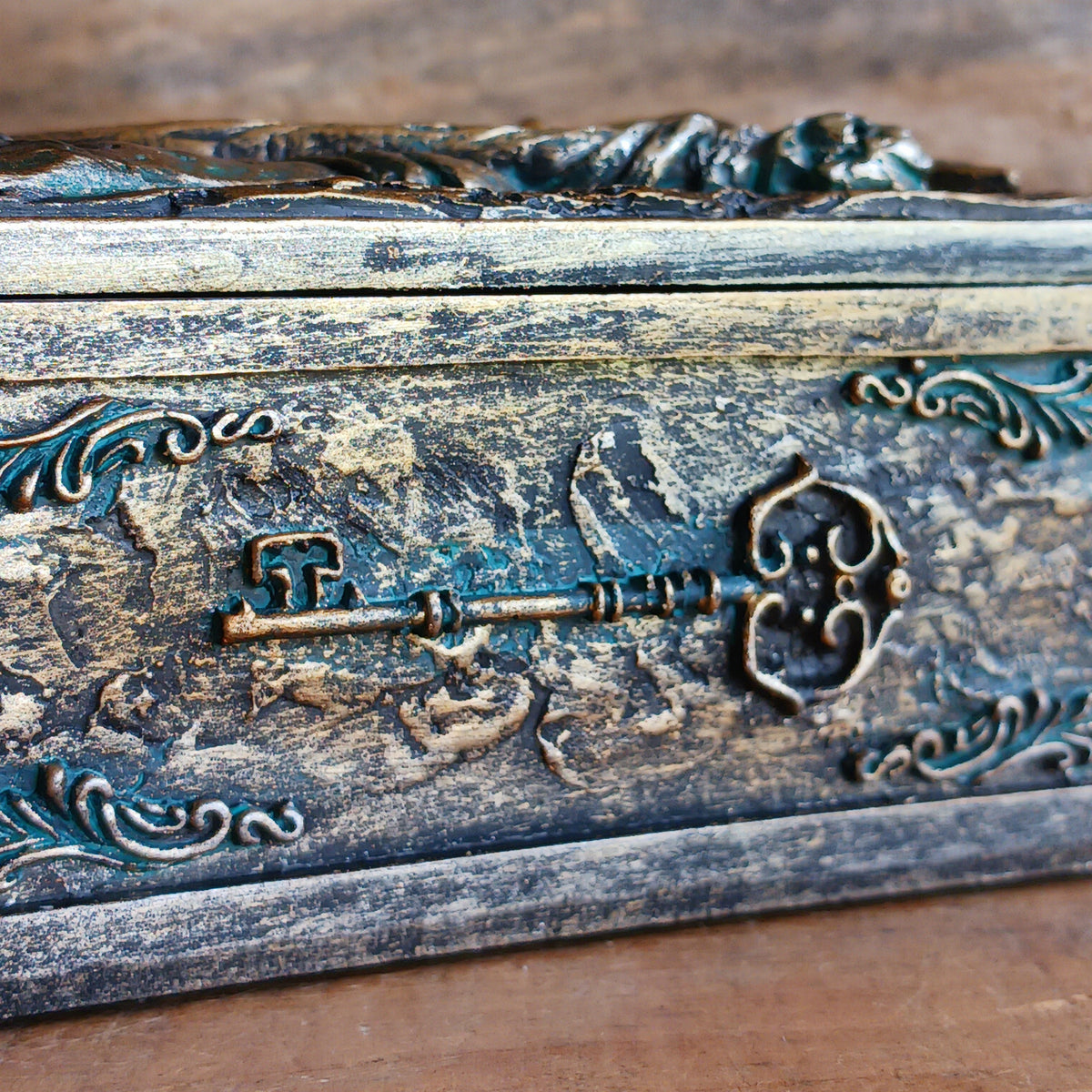Bring a little magic and mystery into your home with the enchanting Wizard’s Hoard Box. Featuring a beautifully sculpted wizard clutching a magical staff, this decorative trinket box is surrounded by intricate mystical detailing and finished in a rich, antique gold-like colour.
