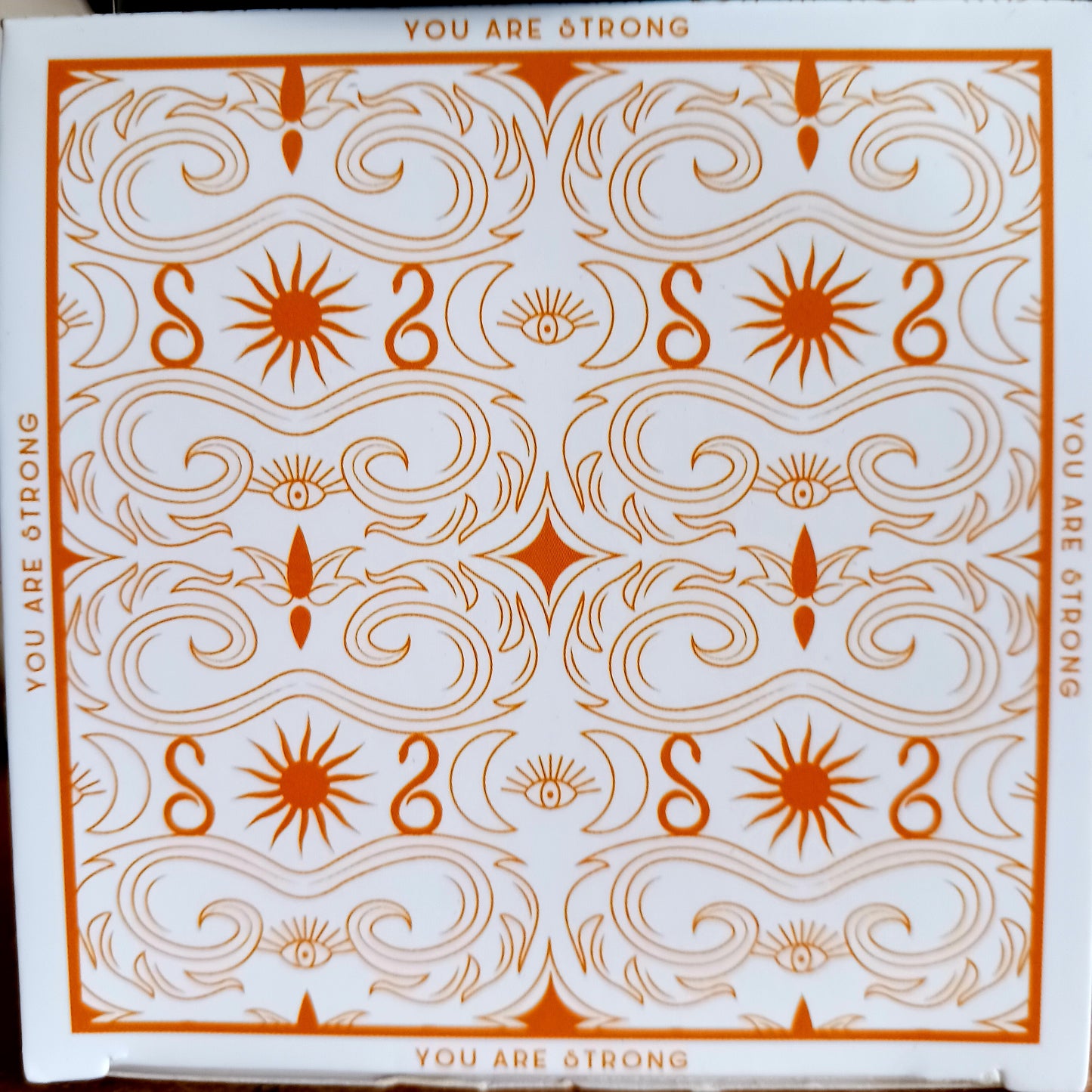 Step into the mystical world with this Hop Hare Crystal Magic Flower Candle - The Lion, crafted with Rock Quartz and dry flowers.