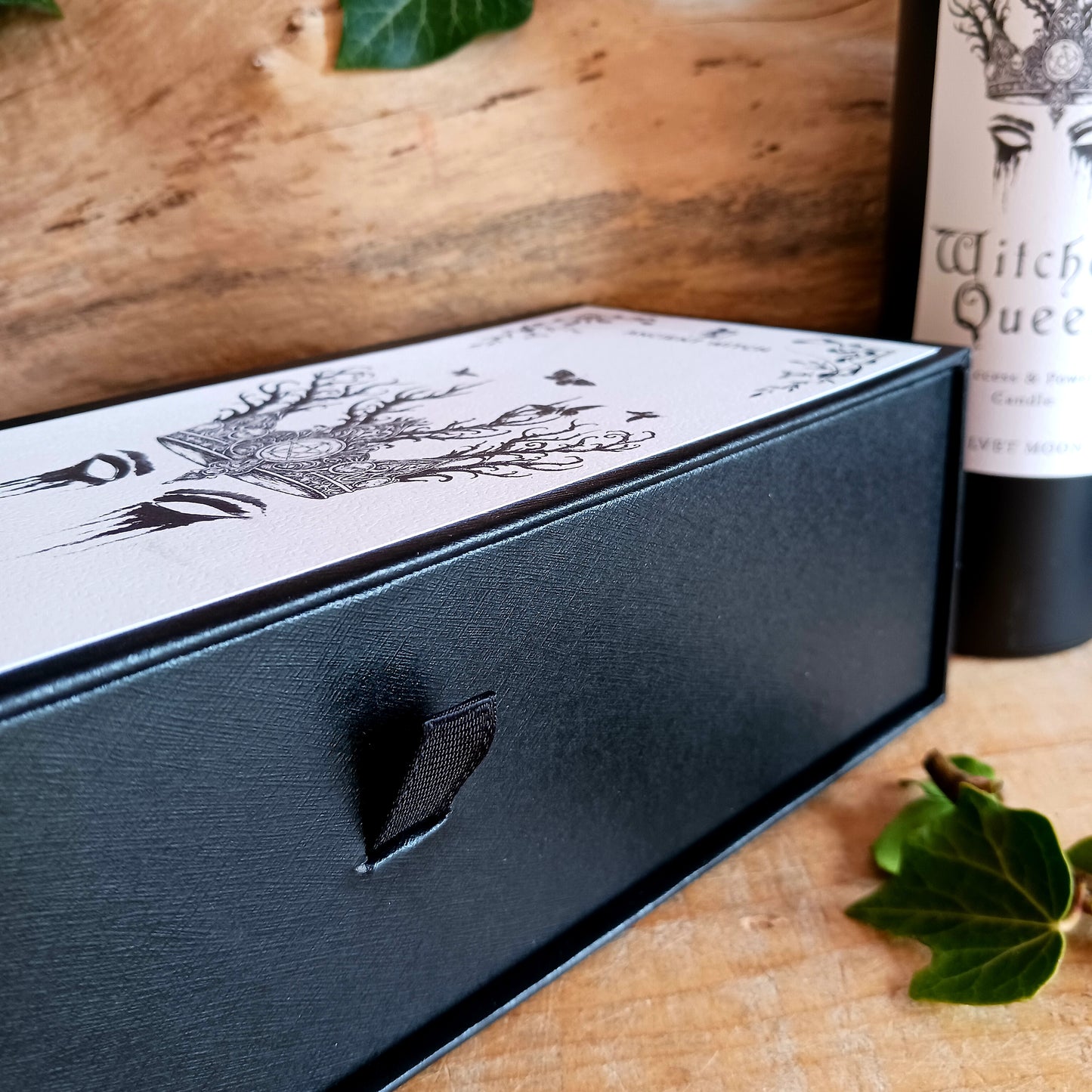 This Ancient Witch Witches' Queen Candle is perfect for manifesting power and success. With a wonderful fragrance of Velvet Moon (soft vanilla and white musk) this candle is crafted for bold leaders and intuitive creatives, channelling personal power and ambition. The crown and moths speak to transformation through courage and wisdom.