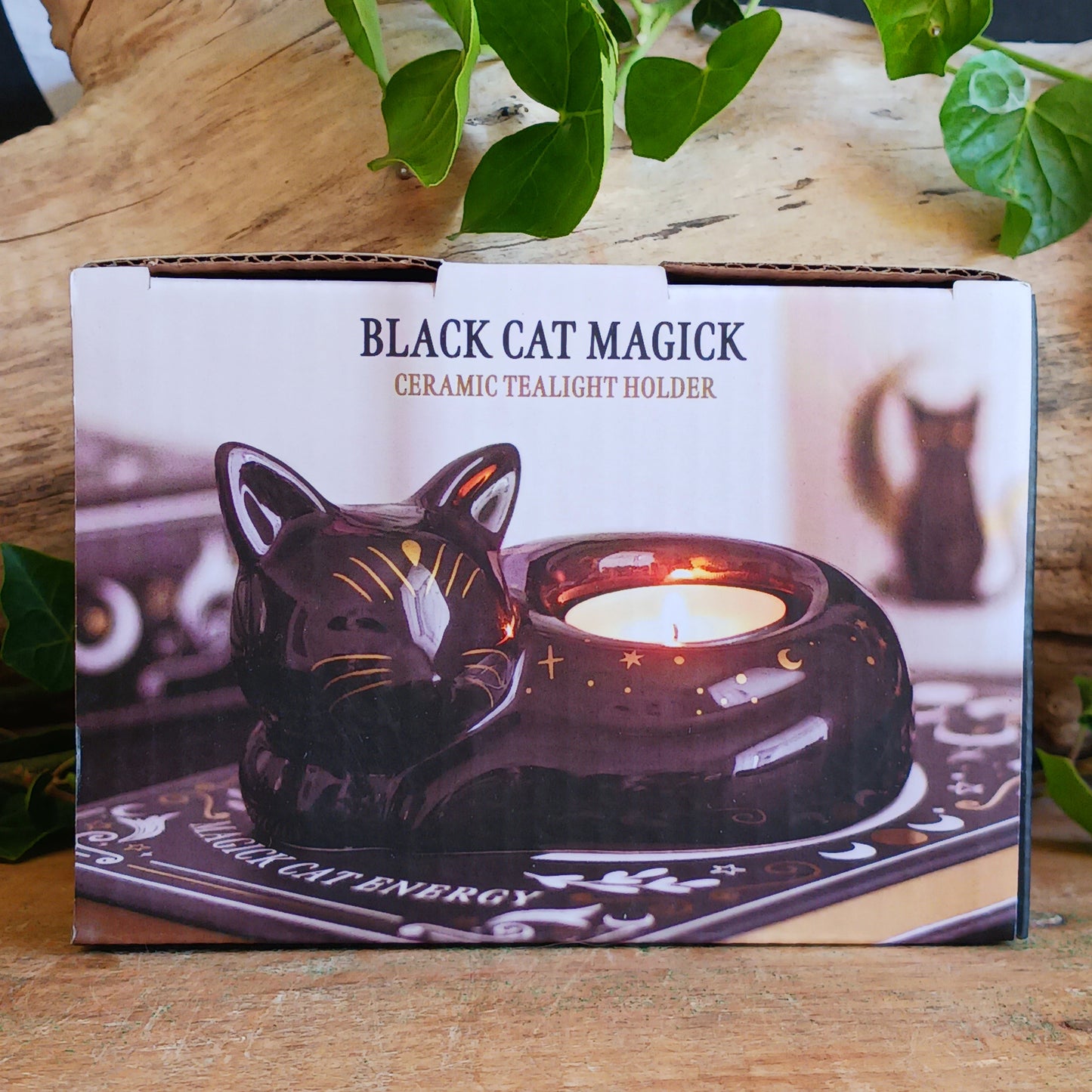 Create a warm and mystical atmosphere with this charming black cat ceramic tealight holder. Designed in the shape of a peacefully curled cat, this decorative candle holder adds a soft flickering glow to shelves, bedside tables, altars, and cosy corners of your home.