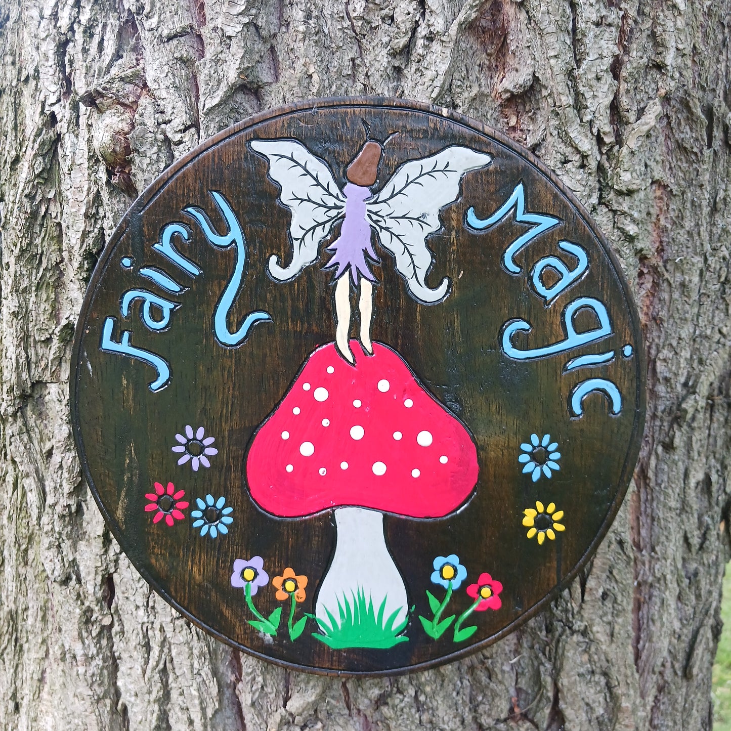 This magical wall plaque features a colourful hand-painted fairy and mushroom design and comes with a handy hook for easy hanging.