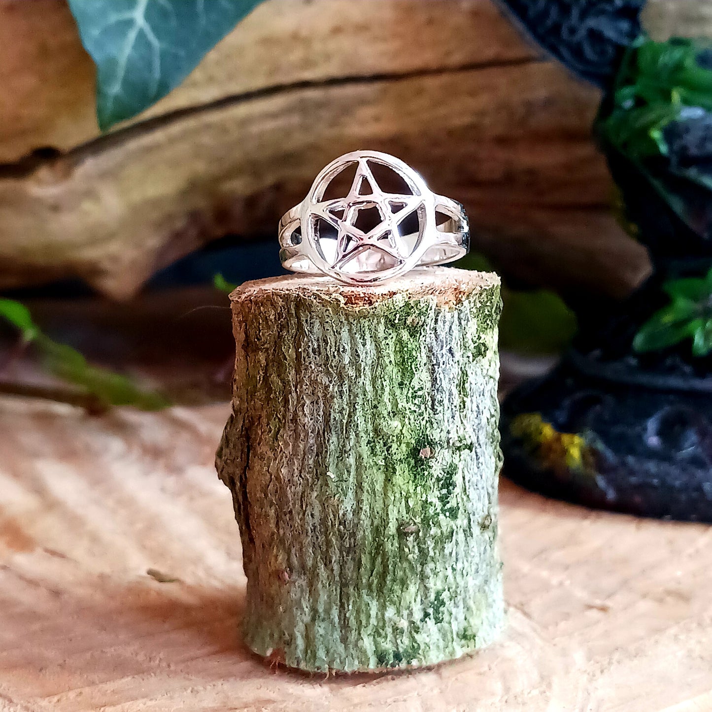 This is a lovely eye-catching Wiccan pentagram ring has been crafted from 925 Sterling Silver.&nbsp;  Treat yourself or your loved ones with this meaningful, carefully-crafted piece, connecting to the 5 Elements - Spirit, Air, Earth, Water and Fire (one for each point), and the circle (the universe) contains and connects them all.