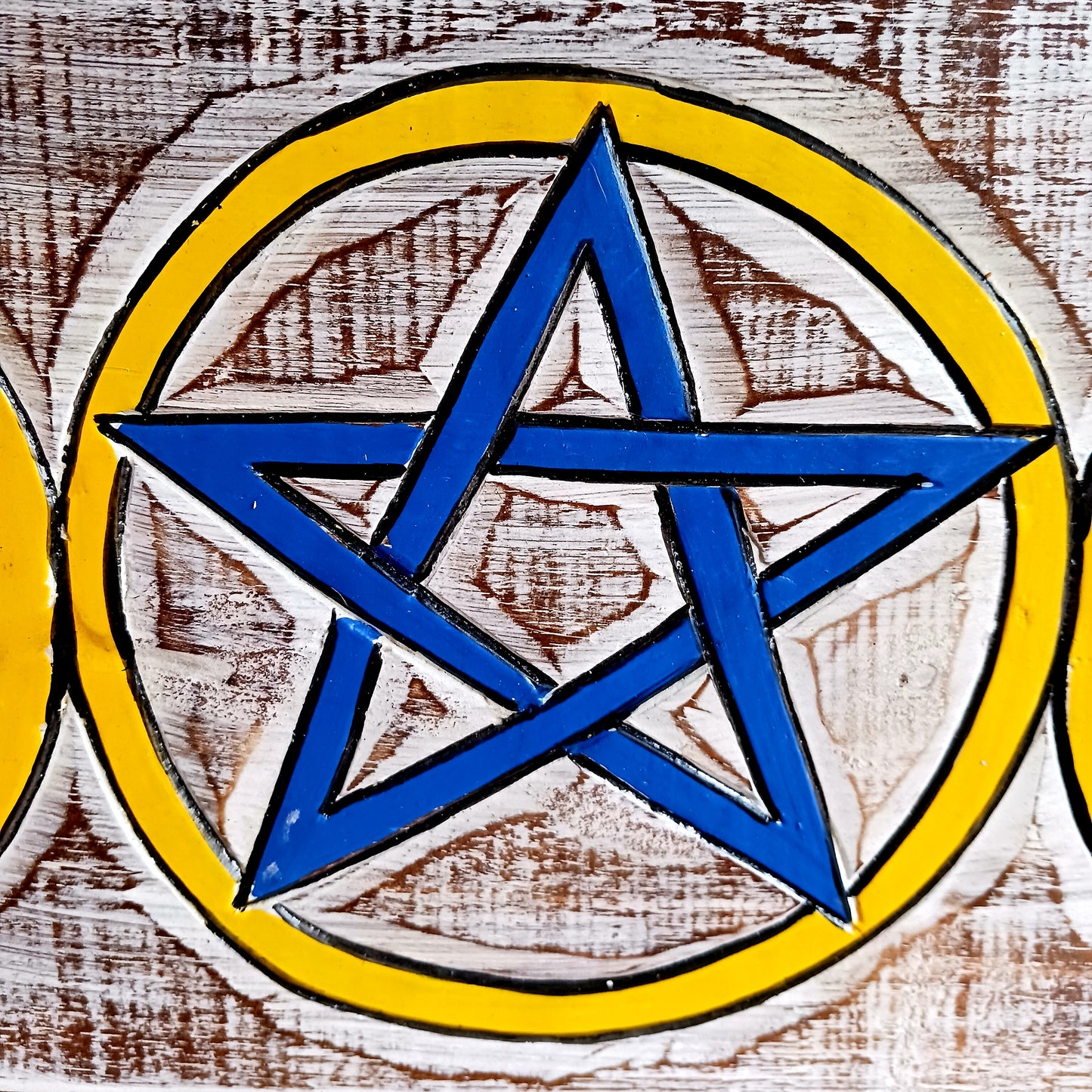 This cool wall plaque has a white wash effect with vibrant hand painted design featuring the triple goddess and pentacle symbols.&nbsp;  This lovely plaque comes with thick twine for easy hanging, perfect for any wall or door.