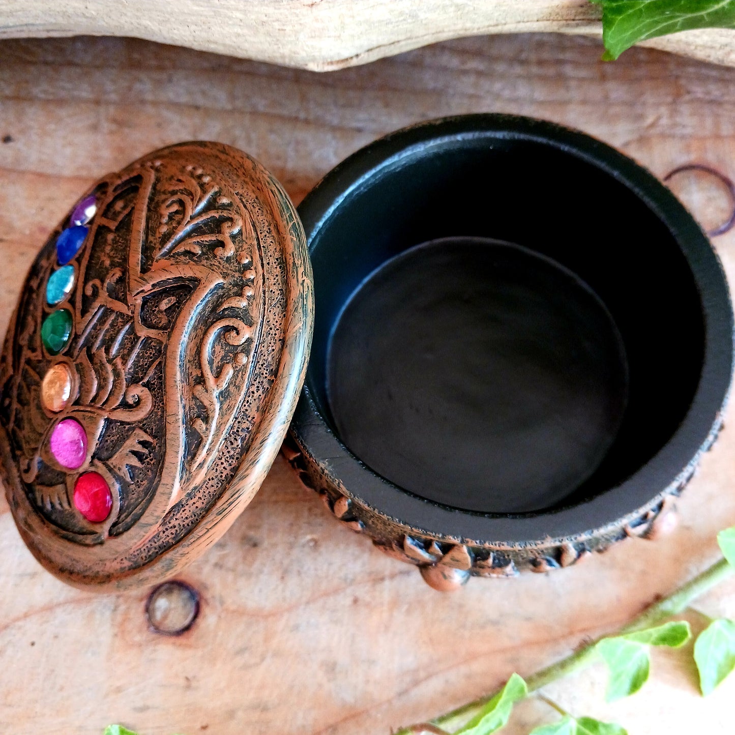 his beautiful Charka Box features Hamsa's Hand which is known for offering protection and happiness to its owners, you can rest assured that your most prized possessions are safe from prying eyes.  With engraved flowers and patterns around the side of the box, and finished with coloured gemstones on the top of the lid. This piece is perfect for anyone who needs a little protection in their life.