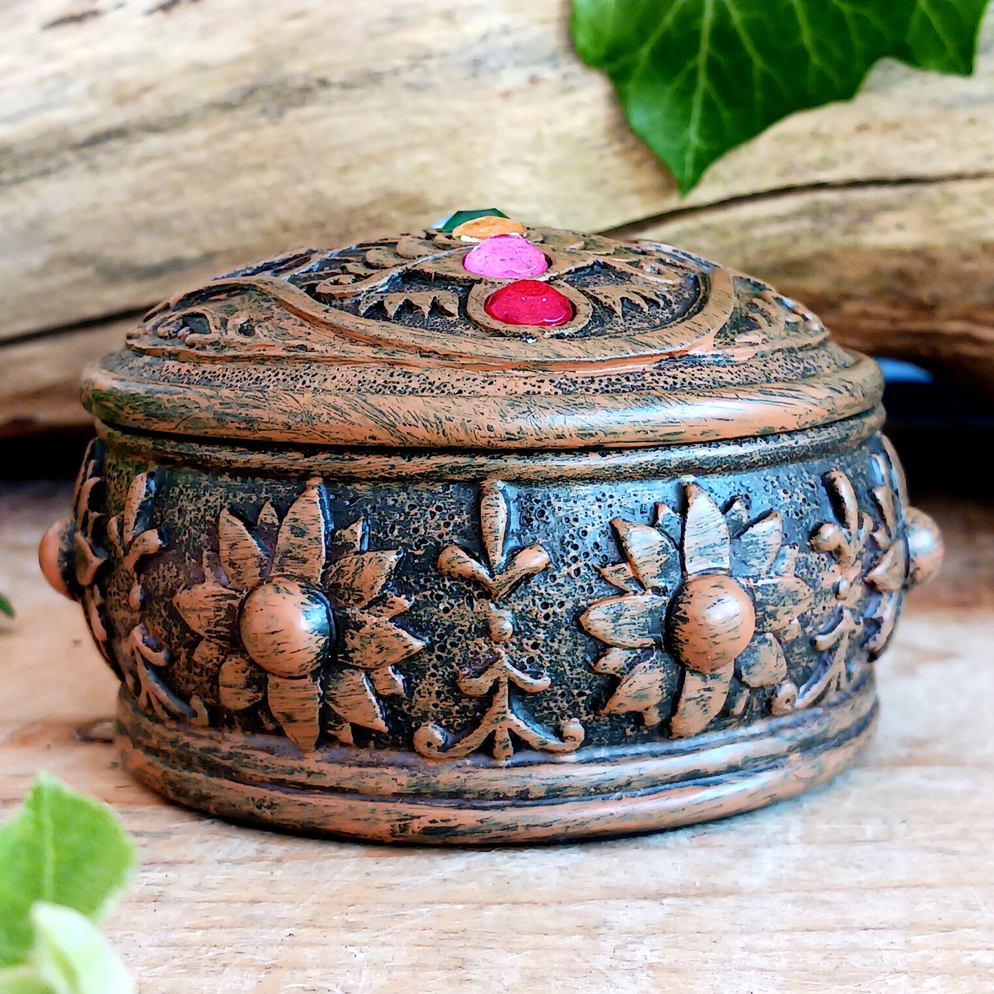 his beautiful Charka Box features Hamsa's Hand which is known for offering protection and happiness to its owners, you can rest assured that your most prized possessions are safe from prying eyes.  With engraved flowers and patterns around the side of the box, and finished with coloured gemstones on the top of the lid. This piece is perfect for anyone who needs a little protection in their life.