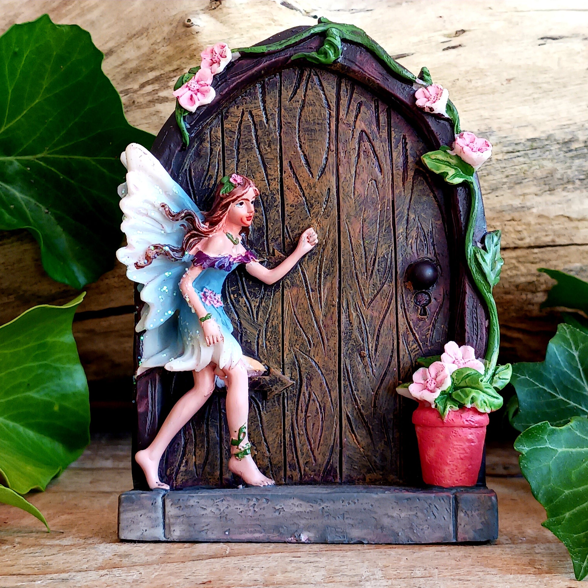 Two small fairy doors in two assorted designs. These fairy doors have sprinkles of glitter and are intricately designed. Perfect to welcome fairies into the home or garden.