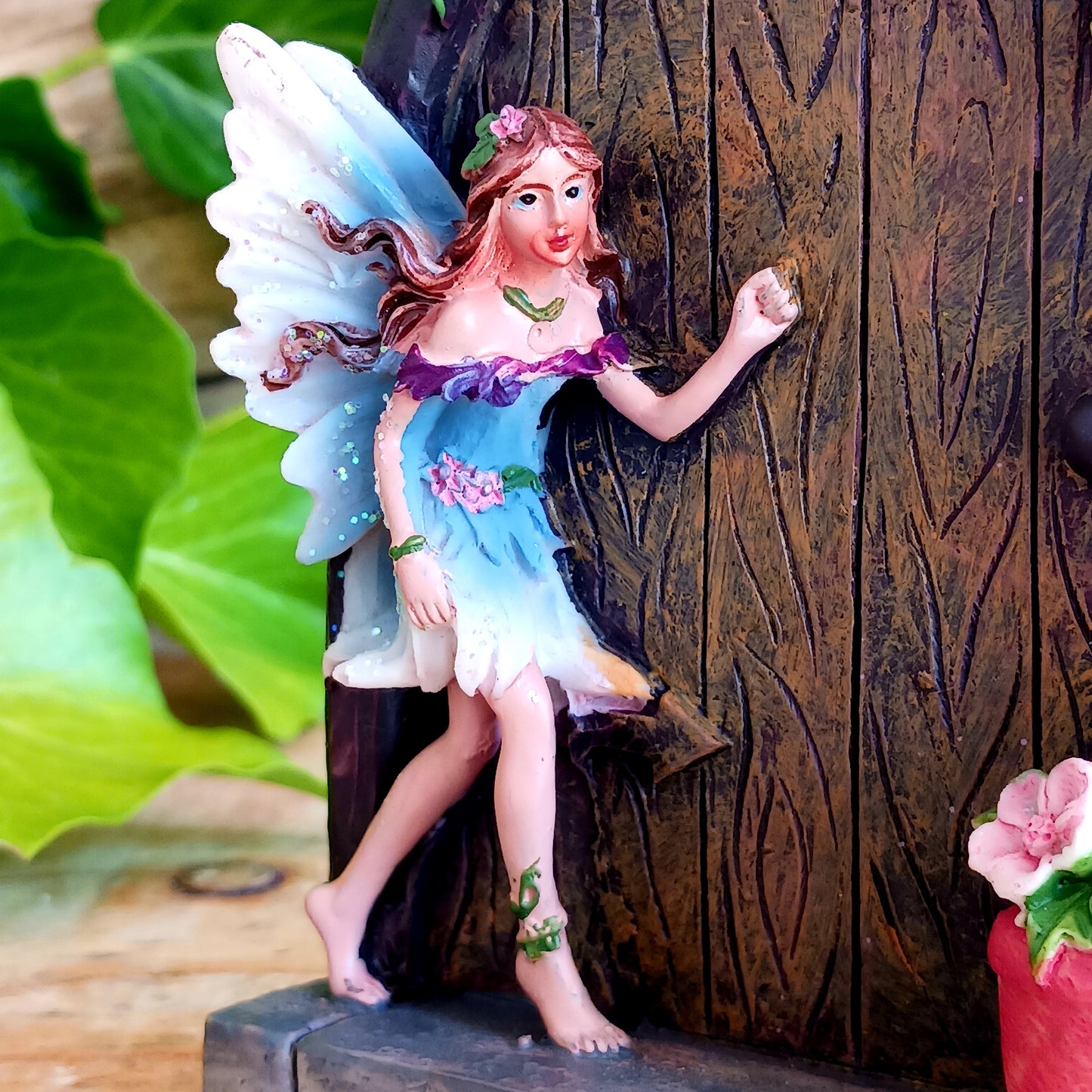 Two small fairy doors in two assorted designs. These fairy doors have sprinkles of glitter and are intricately designed. Perfect to welcome fairies into the home or garden.