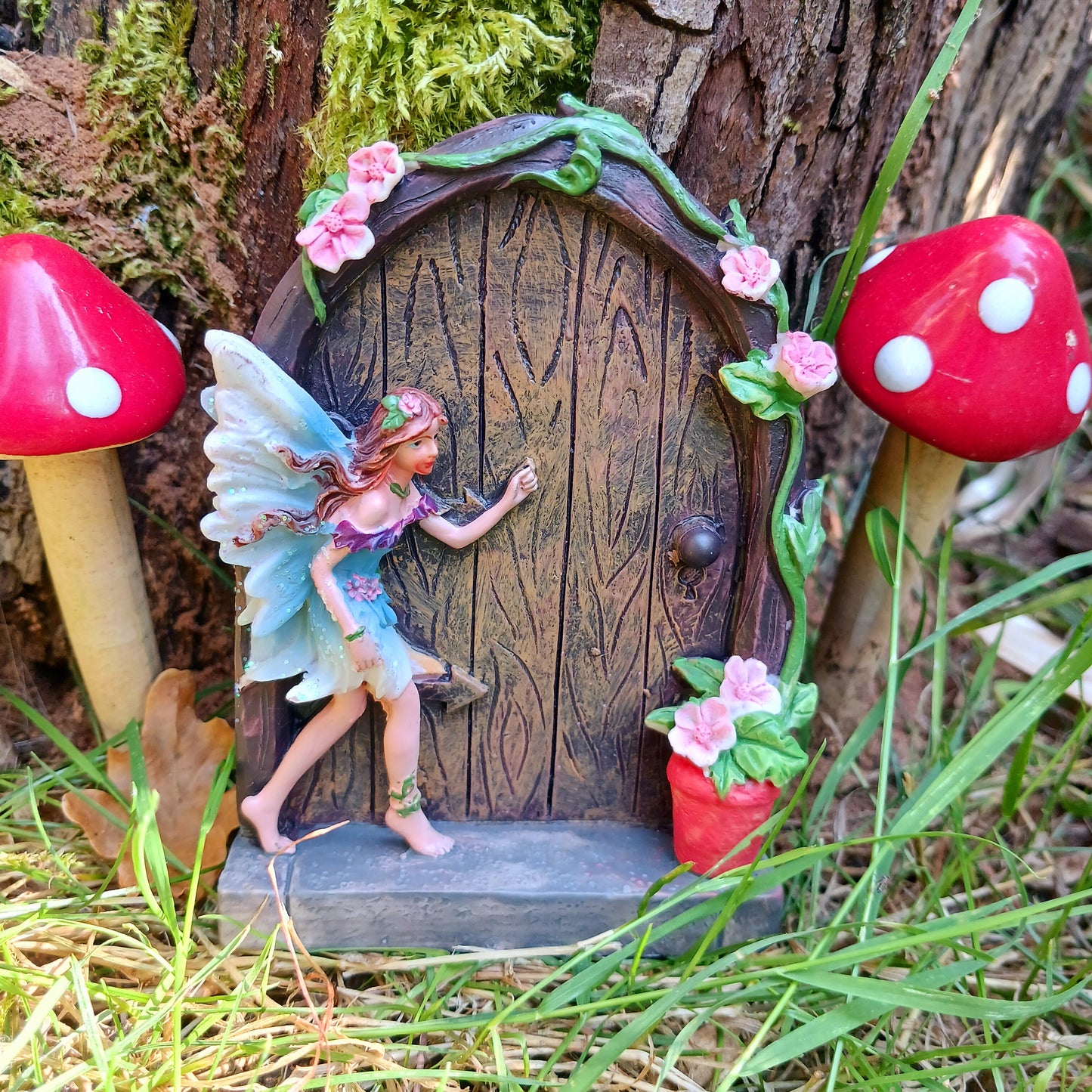 Two small fairy doors in two assorted designs. These fairy doors have sprinkles of glitter and are intricately designed. Perfect to welcome fairies into the home or garden.