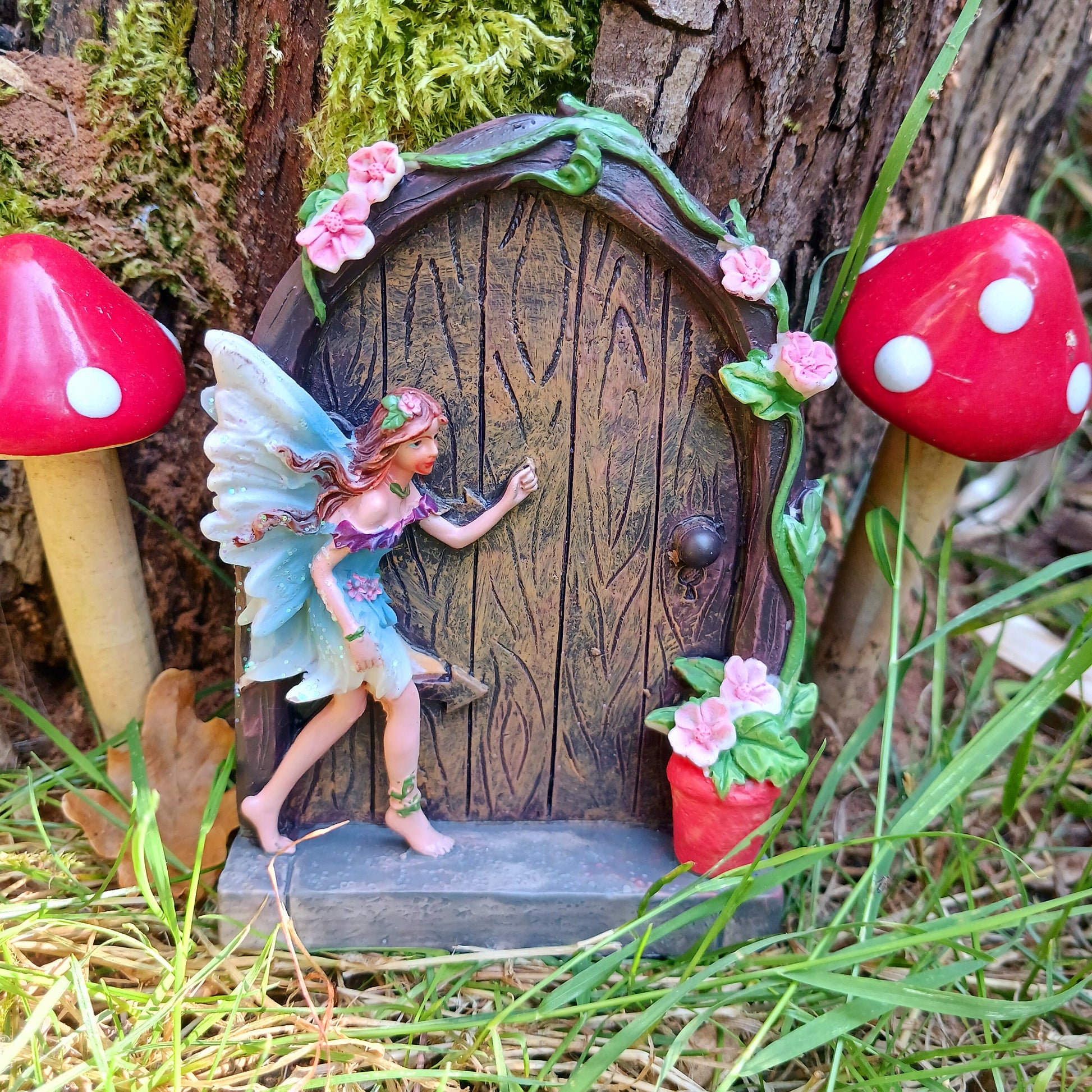 Two small fairy doors in two assorted designs. These fairy doors have sprinkles of glitter and are intricately designed. Perfect to welcome fairies into the home or garden.