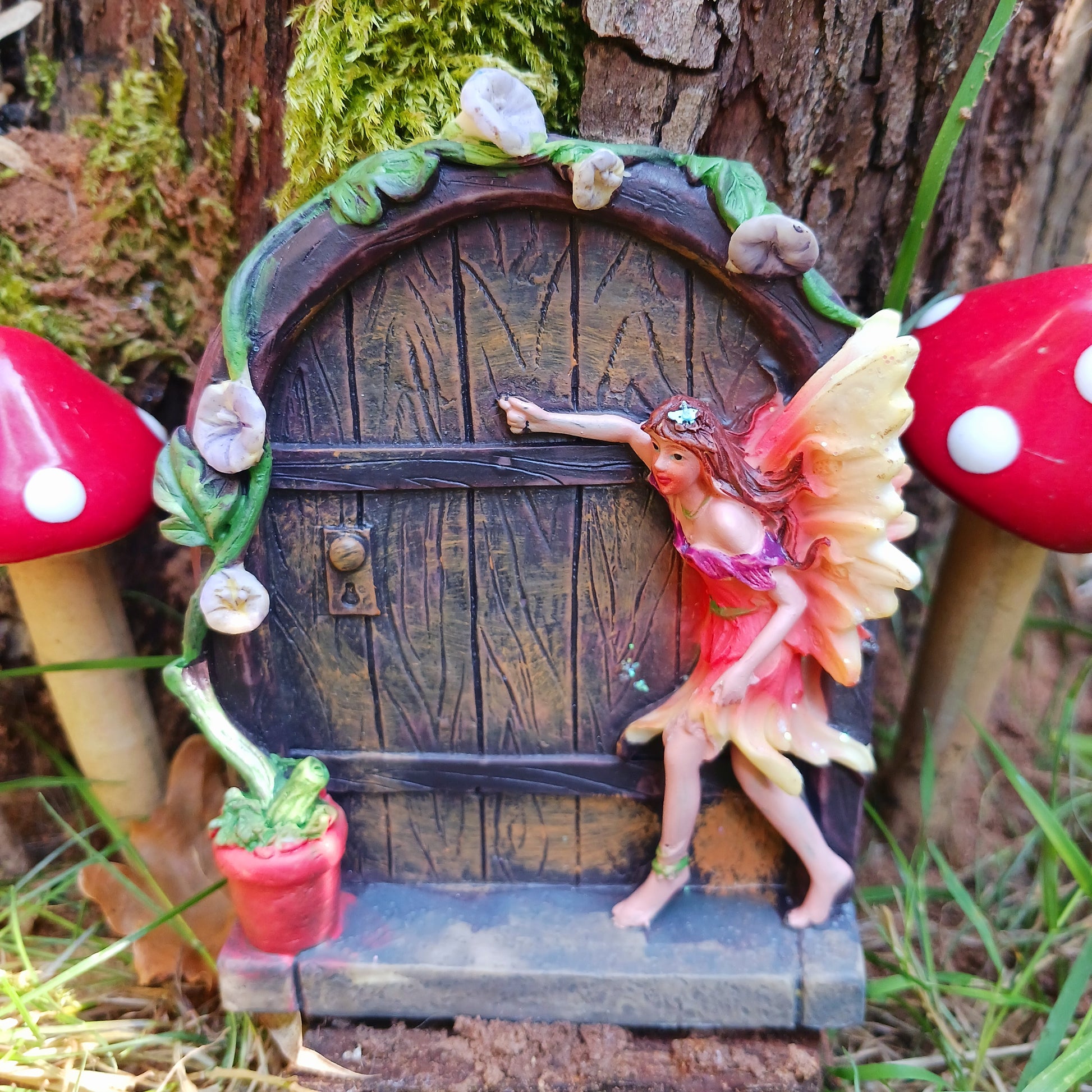 Two small fairy doors in two assorted designs. These fairy doors have sprinkles of glitter and are intricately designed. Perfect to welcome fairies into the home or garden.