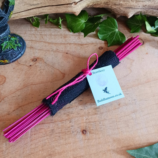 These Strawberry&nbsp;joss sticks are full of fragrance.&nbsp; Strawberry is famous for curing depression; burning strawberry incense sticks spreads a healing aroma that uplifts. The pleasant scent of strawberry incense helps&nbsp;relieve headaches, reduces anxiety and depression, spreads peace, love, and joy.