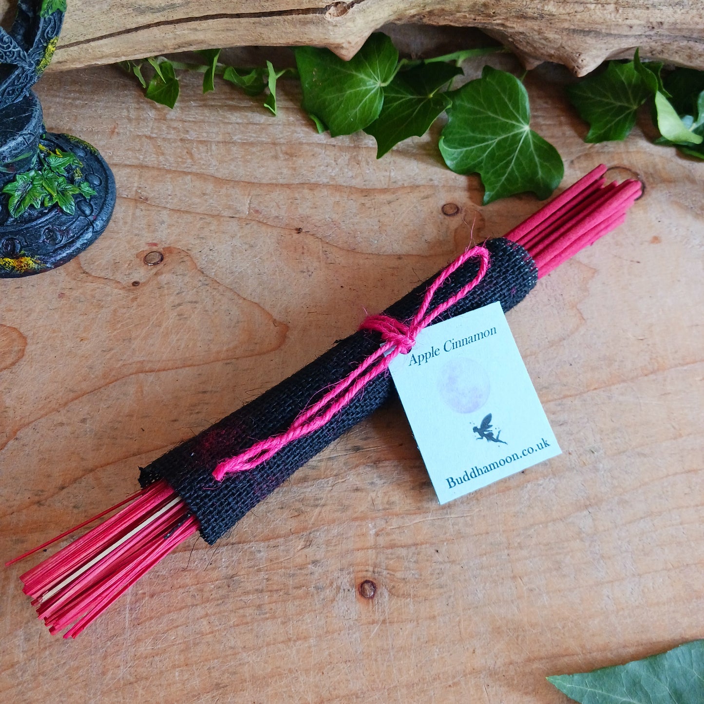 These Apple Cinnamon&nbsp;joss sticks are full of fragrance.&nbsp; The scent will help to create a calming atmosphere, reduce stress and anxiety, stimulate creativity and cleanse a space of negative energy.