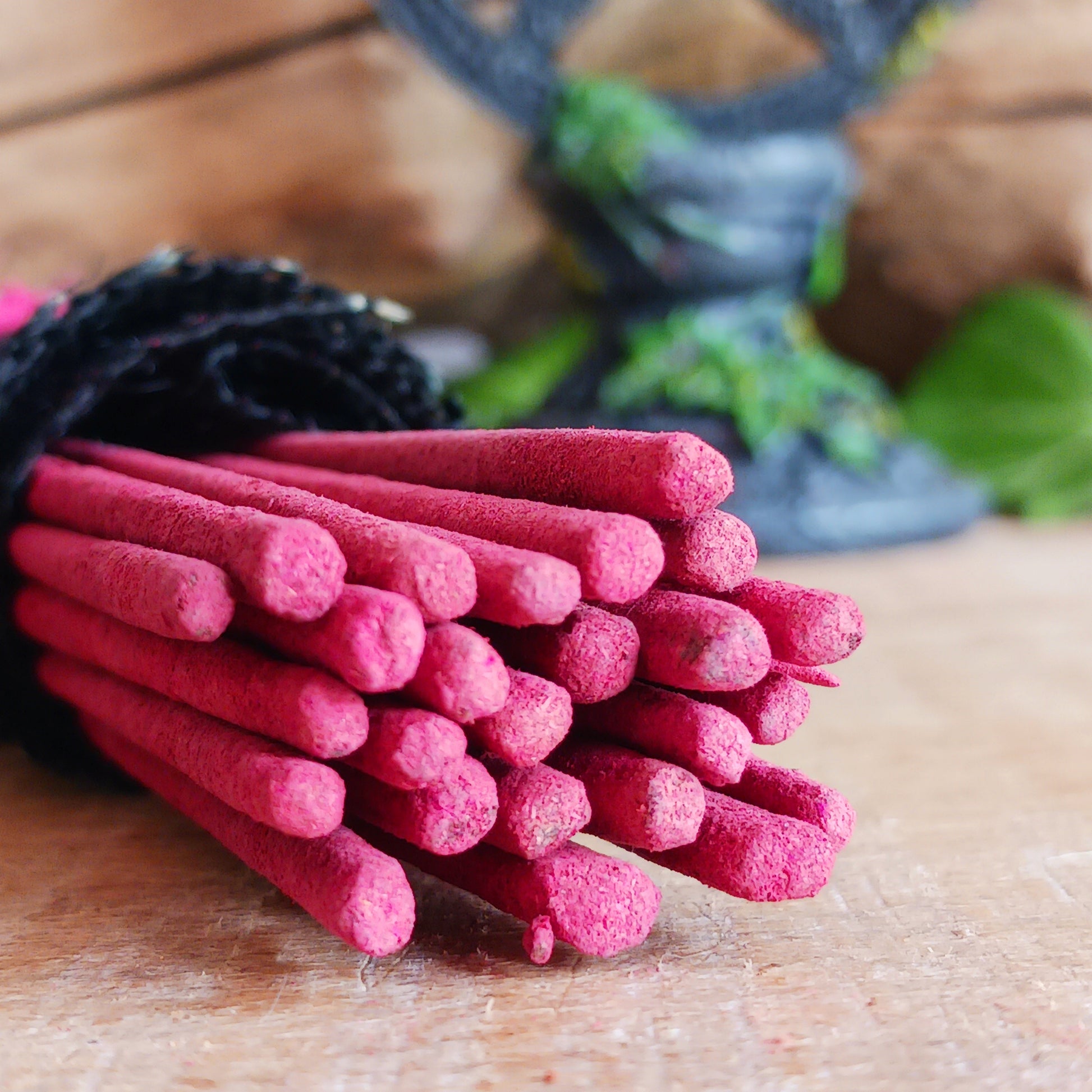 These Midnight Rose&nbsp;joss sticks are full of fragrance.&nbsp;&nbsp;Rose&nbsp;increases love, compassion and devotion and gives a sense of security and spiritual attunement. It promotes sleep, reduces anger, is gently anti-depressive, calms strife and instills a feeling of peace, happiness and confidence.