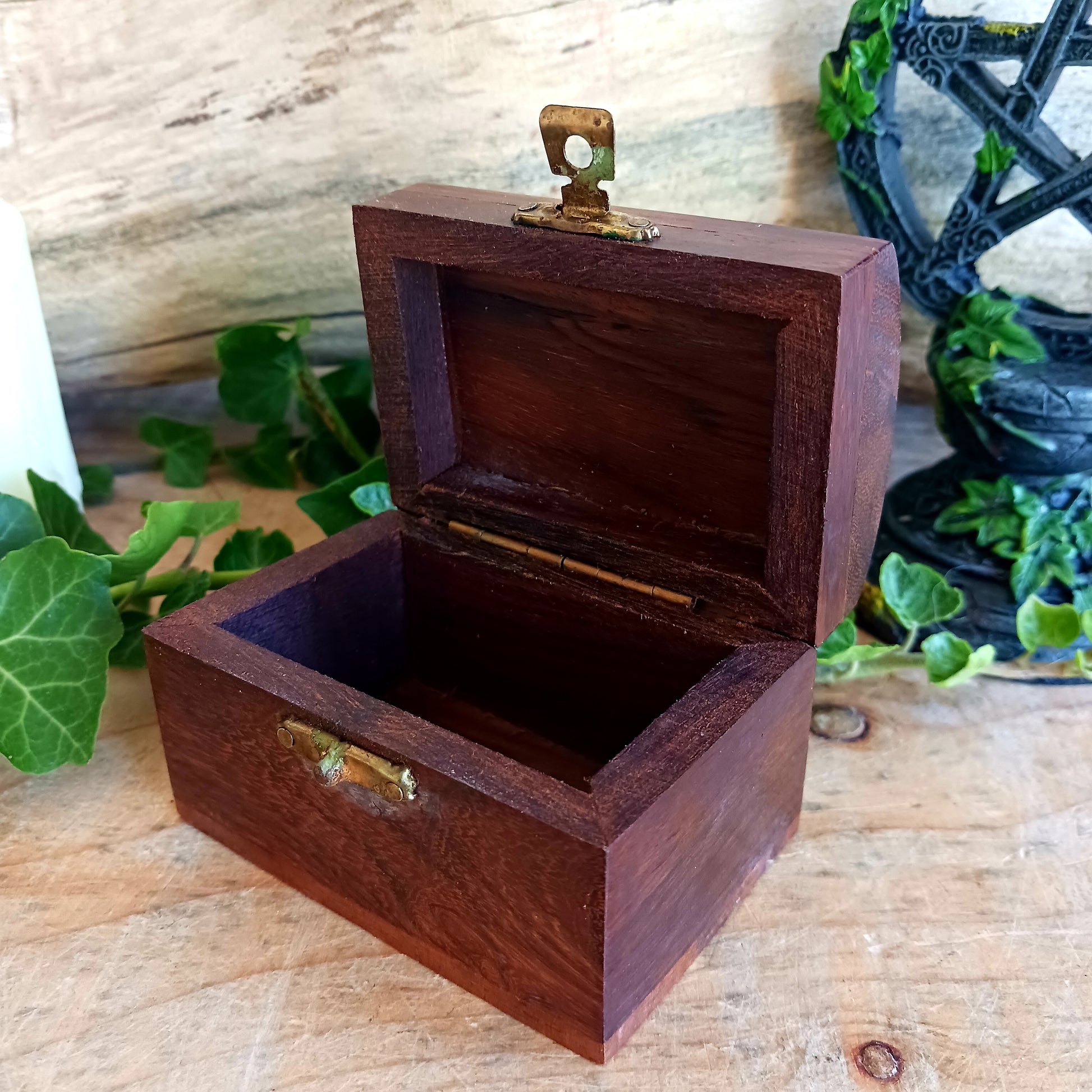 These cute little hand carved boxes have been decorated with an attractive triple goddess design and have been made from mango wood.