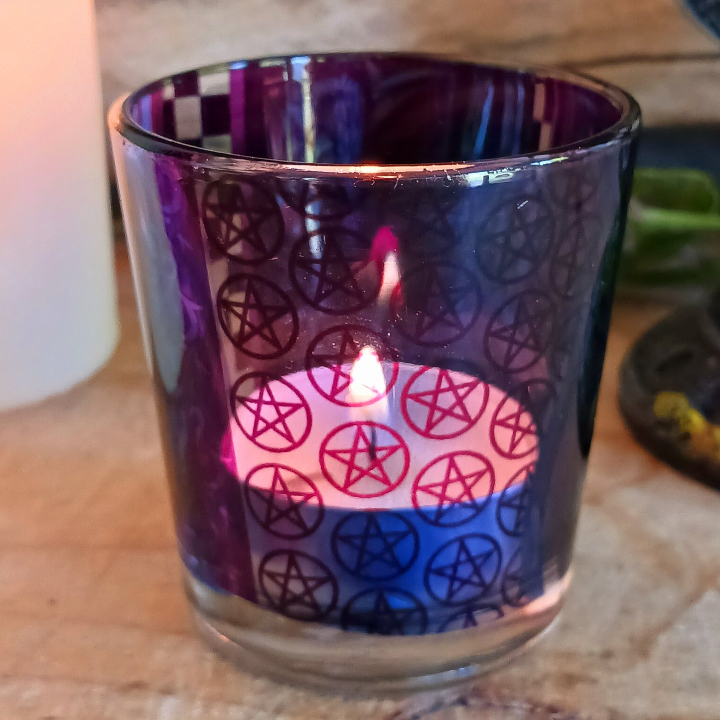 These Five Pointed Pentacle tea light holders create an atmospheric lighting and illuminating effect with different colours when using a tea light.