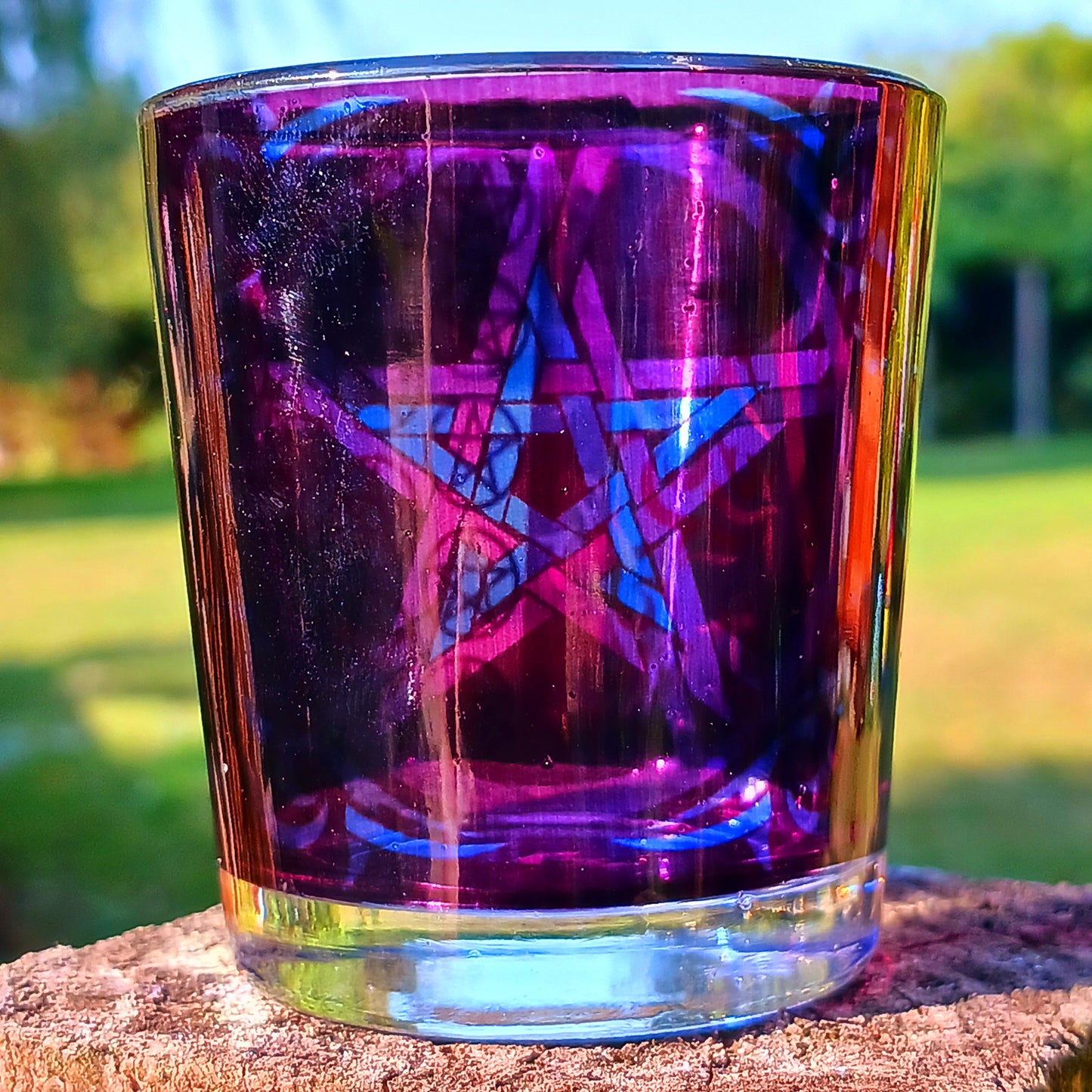 These Five Pointed Pentacle tea light holders create an atmospheric lighting and illuminating effect with different colours when using a tea light.