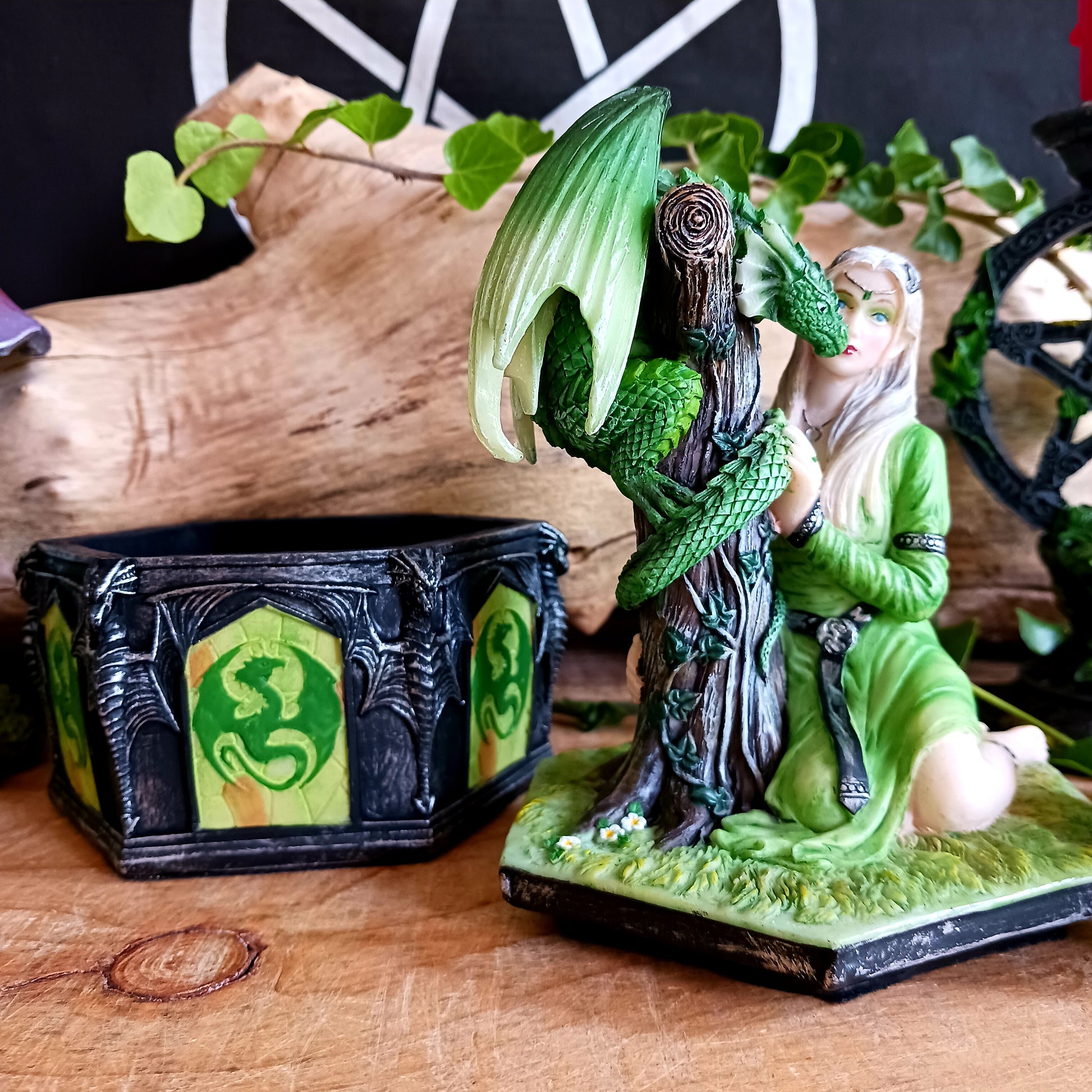 This beautifully and highly detailed resin box features an intricate figurine based on Anne Stokes' 'Kindred Spirits' dragon artwork to represent the summer season.