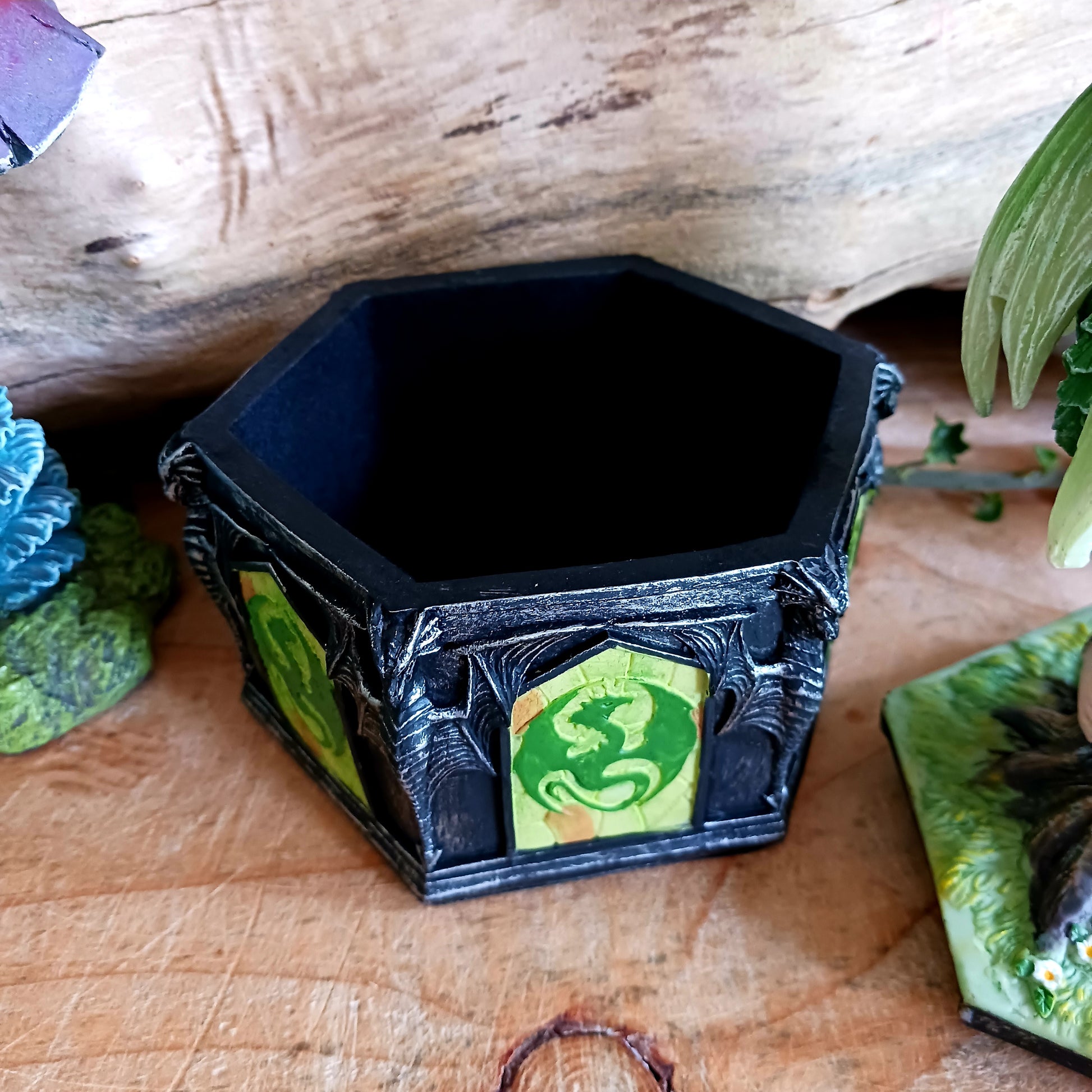 This beautifully and highly detailed resin box features an intricate figurine based on Anne Stokes' 'Kindred Spirits' dragon artwork to represent the summer season.