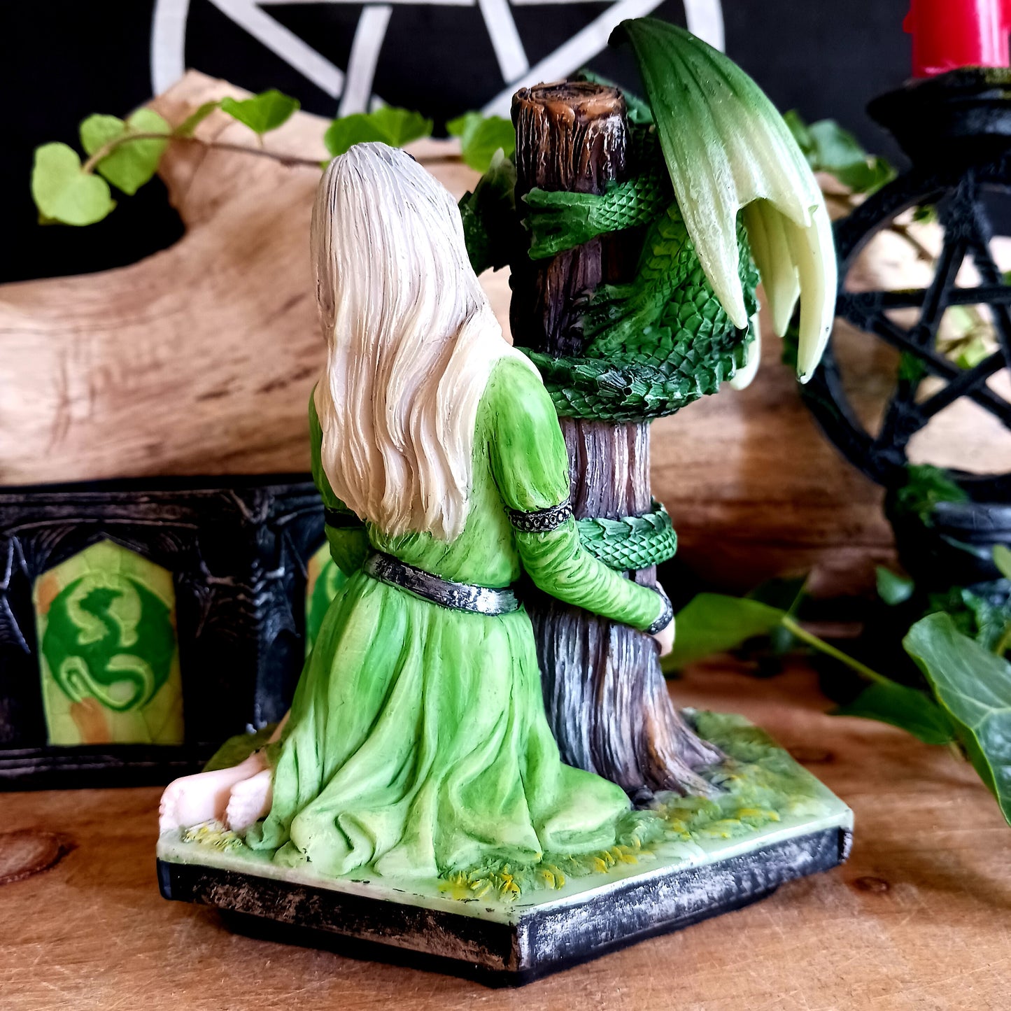 This beautifully and highly detailed resin box features an intricate figurine based on Anne Stokes' 'Kindred Spirits' dragon artwork to represent the summer season.