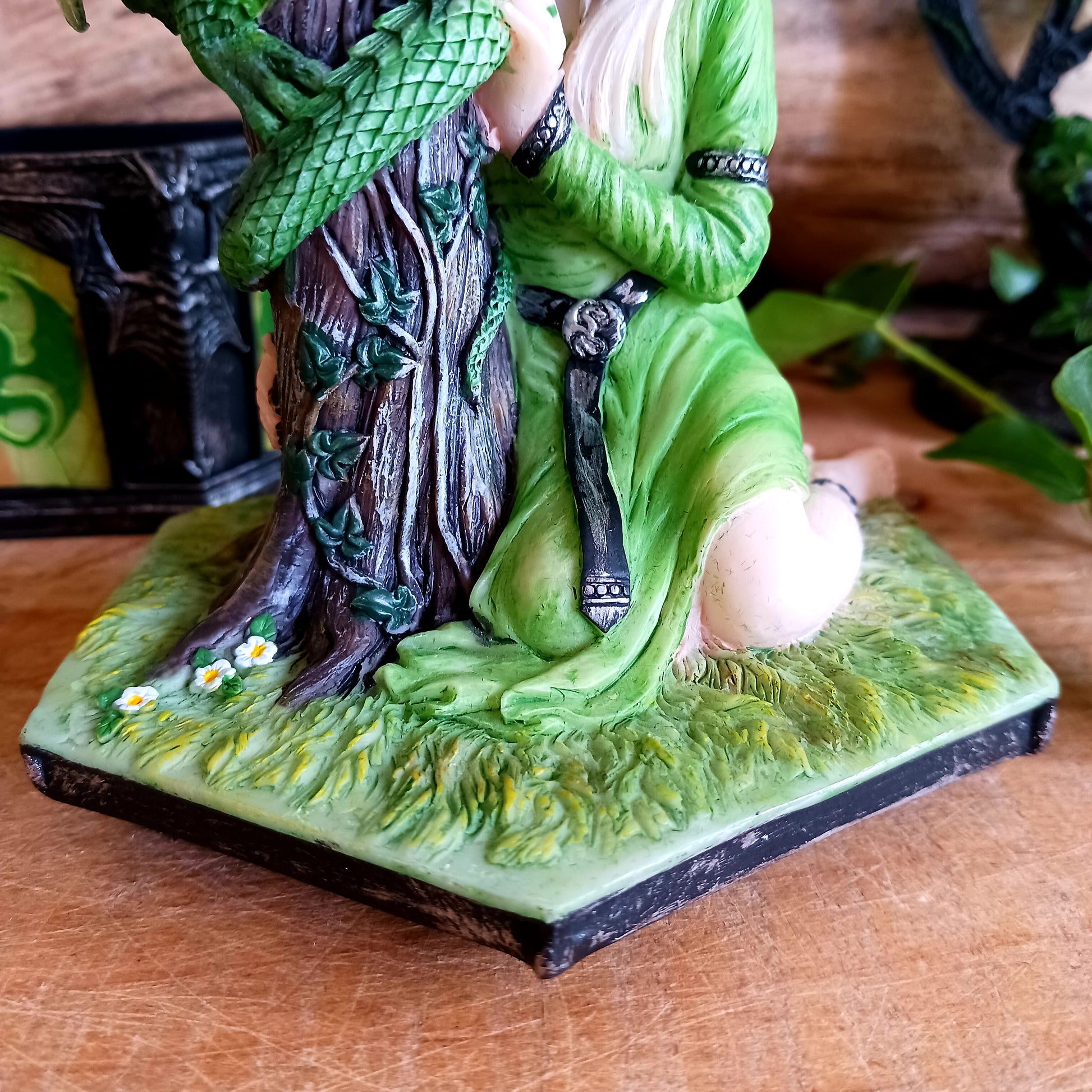 This beautifully and highly detailed resin box features an intricate figurine based on Anne Stokes' 'Kindred Spirits' dragon artwork to represent the summer season.