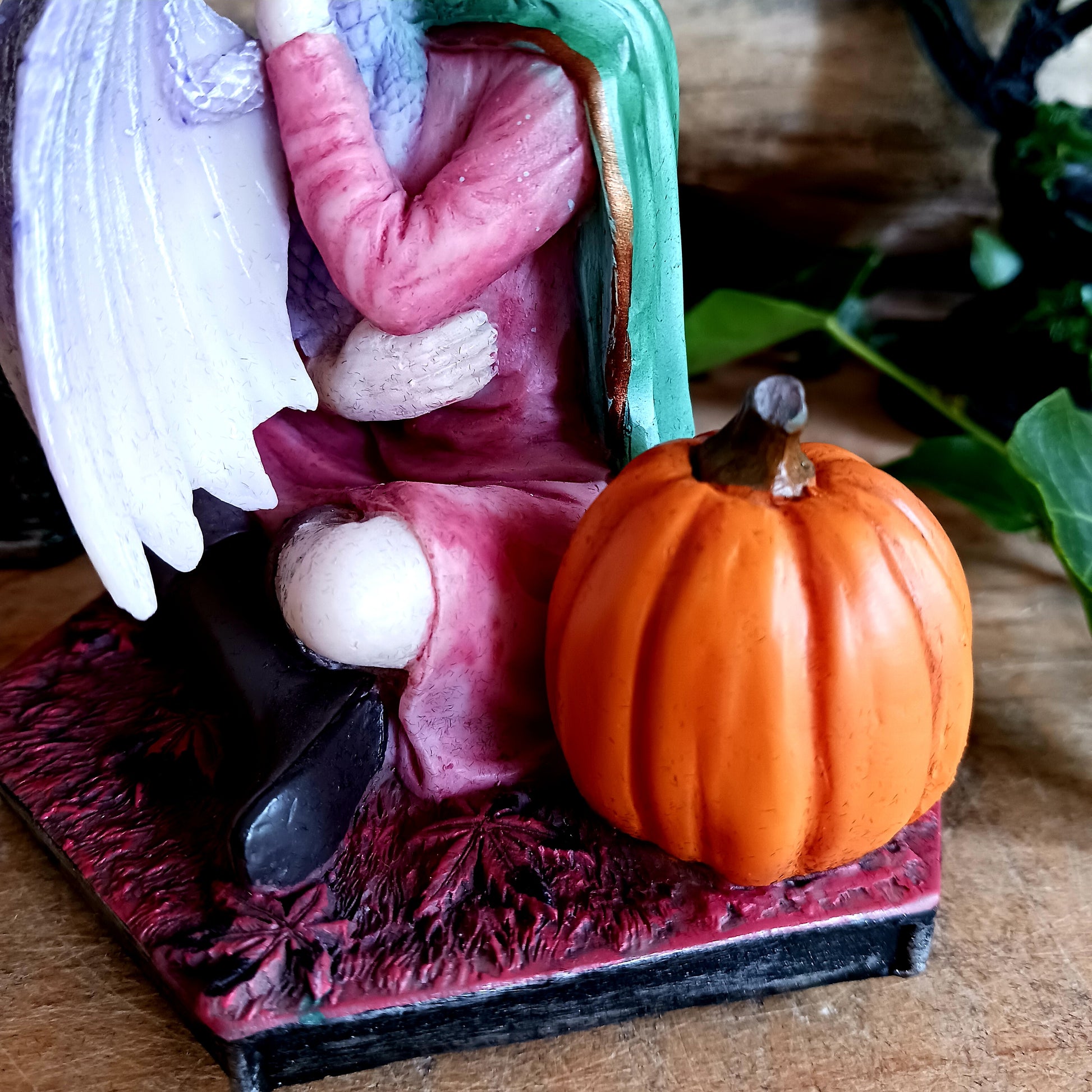 This beautifully and highly detailed resin box features an intricate figurine based on Anne Stokes' 'Safe Haven' dragon artwork, representing the warmth and comfort of fall or Autumn.