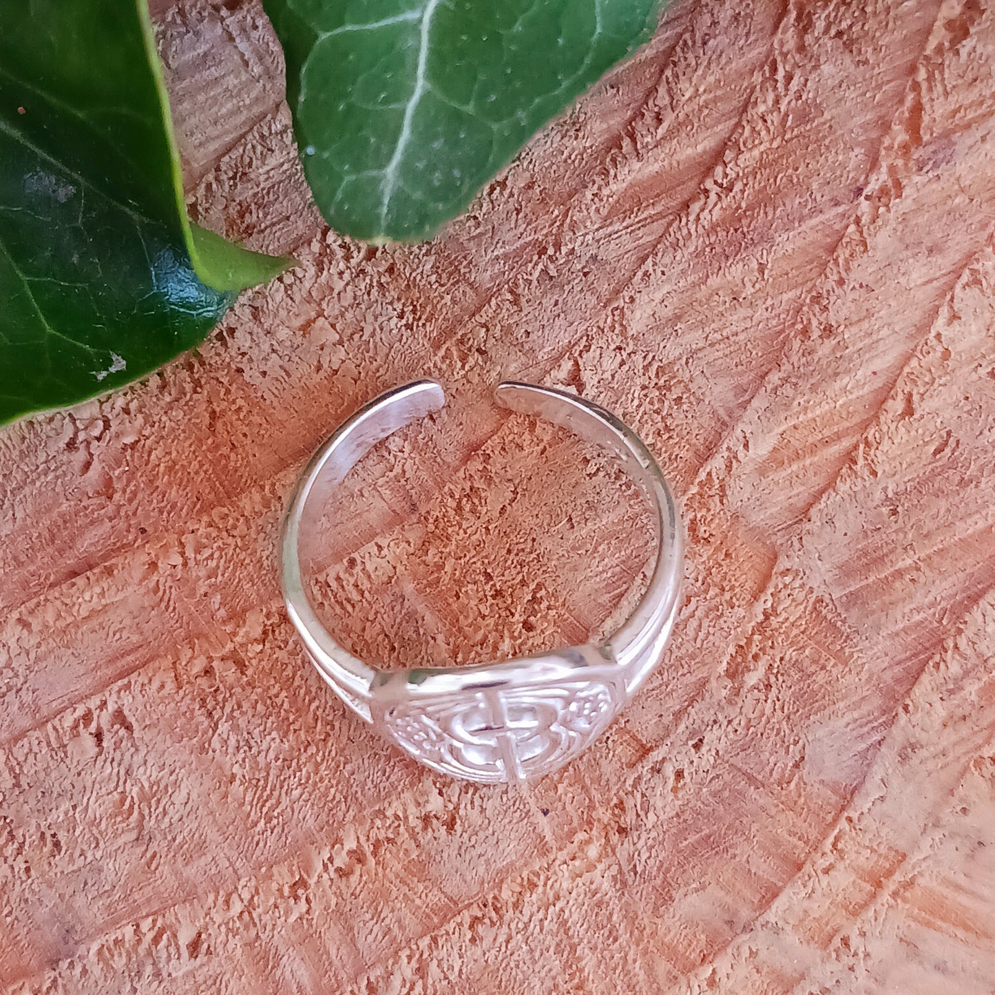 This pretty sterling silver Chalice Well midi or toe ring has open shoulders so size is adjustable.