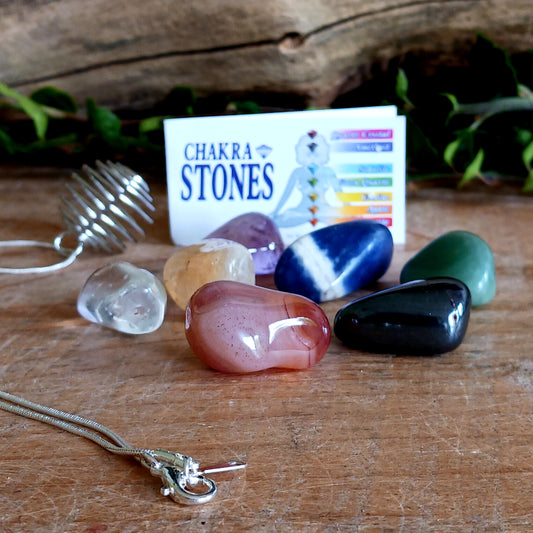 This chakra healing necklace gift set includes 7 polished gemstones, and a silver-toned wire cage pendant presented in a gift bag. You can simply choose the appropriate crystal for the day and place it inside the metal pendant holder to ease negative feelings and promote inner and outer wellbeing.