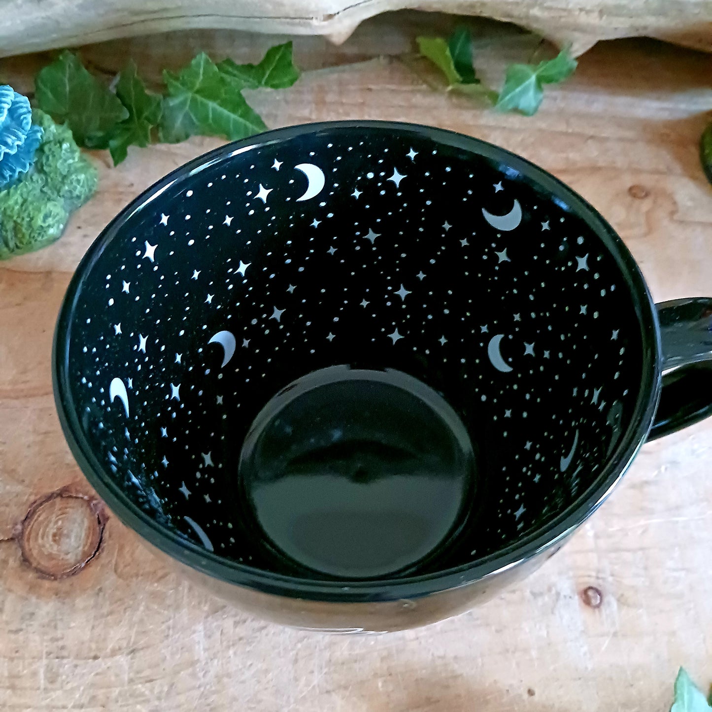 Make your own magic with every warm brew. This magical mug is sure to enchant with its vast starry sky design inside, and encouraging affirmation, making it the perfect piece to start off the day.