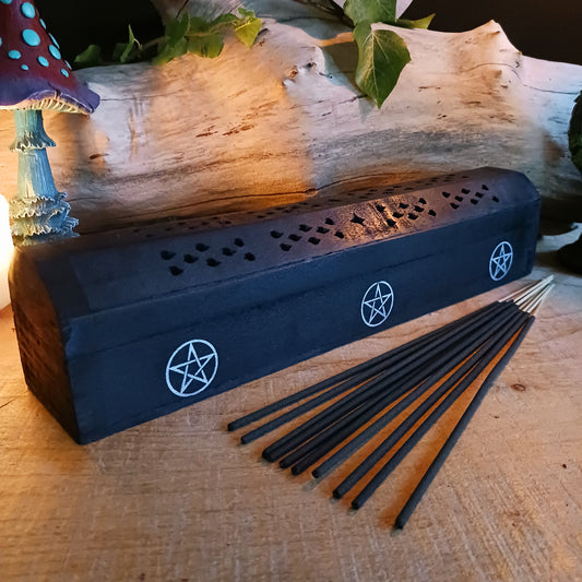 Spice up your space with this incense gift set. The set includes 10 black pepper fragranced incense sticks, and a stylish incense burner box crafted from mango wood. Each side features three white pentacles. This box doubles as both a chic incense holder and handy storage box.