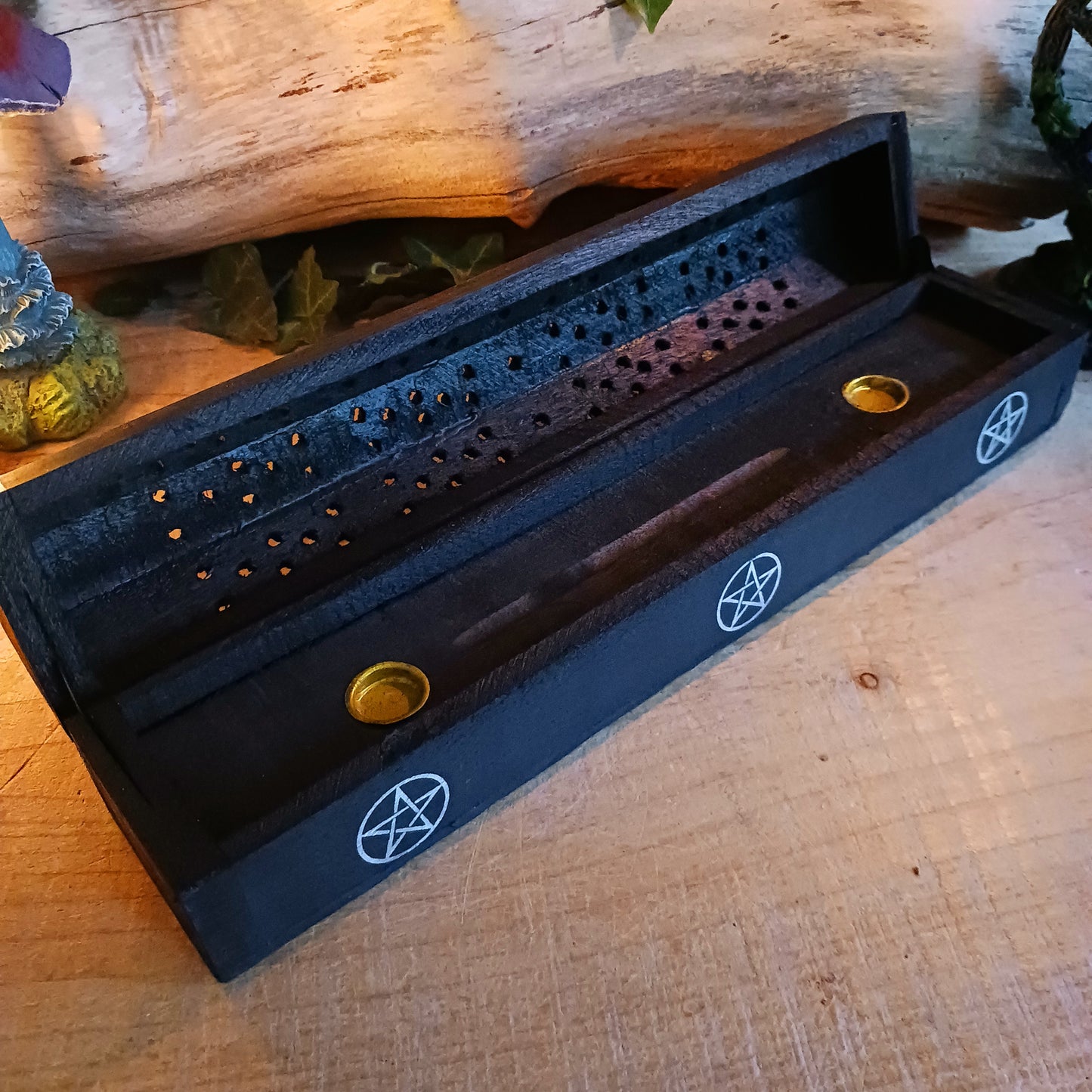 Spice up your space with this incense gift set. The set includes 10 black pepper fragranced incense sticks, and a stylish incense burner box crafted from mango wood. Each side features three white pentacles. This box doubles as both a chic incense holder and handy storage box.