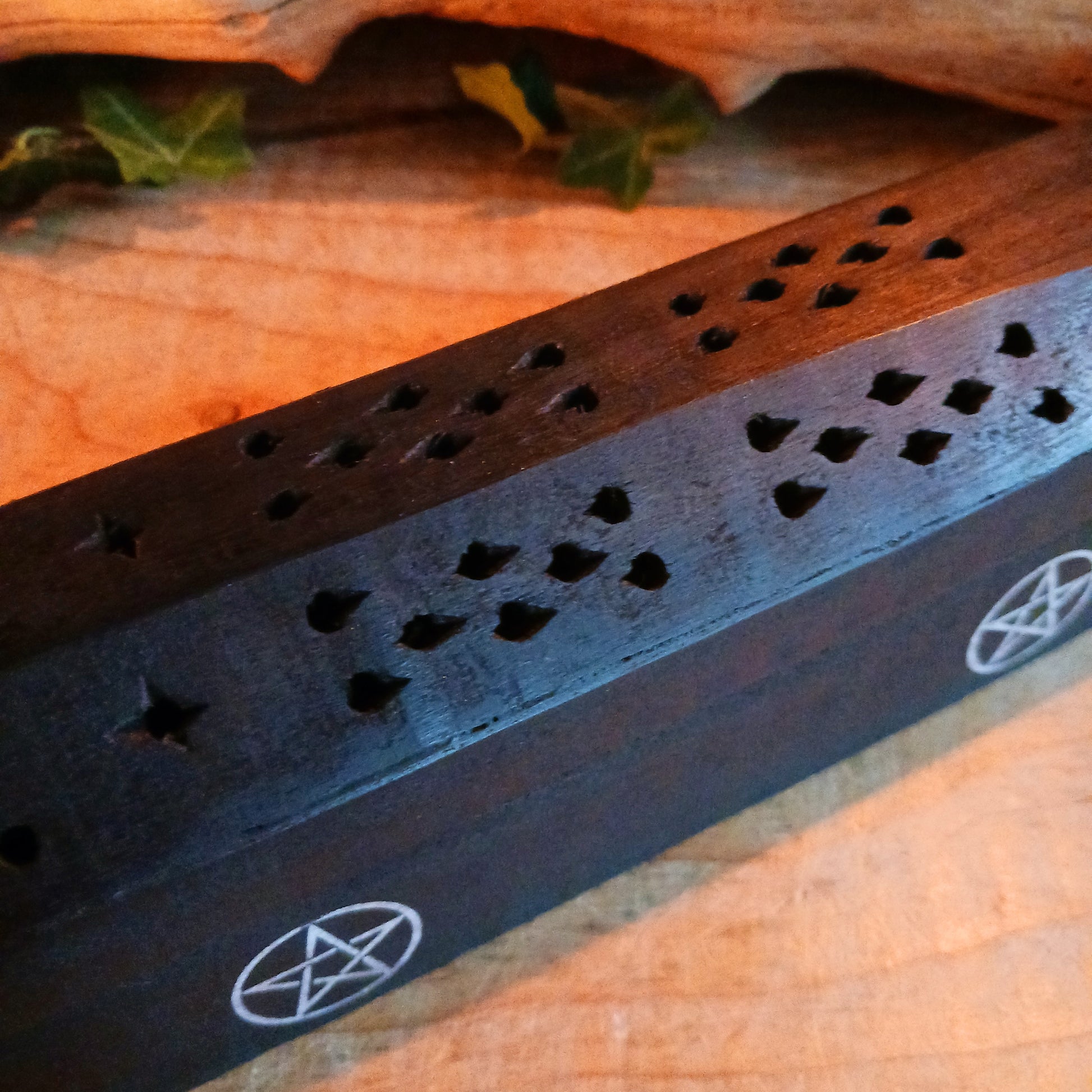 Spice up your space with this incense gift set. The set includes 10 black pepper fragranced incense sticks, and a stylish incense burner box crafted from mango wood. Each side features three white pentacles. This box doubles as both a chic incense holder and handy storage box.