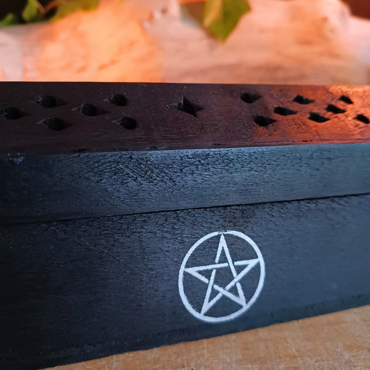 Spice up your space with this incense gift set. The set includes 10 black pepper fragranced incense sticks, and a stylish incense burner box crafted from mango wood. Each side features three white pentacles. This box doubles as both a chic incense holder and handy storage box.