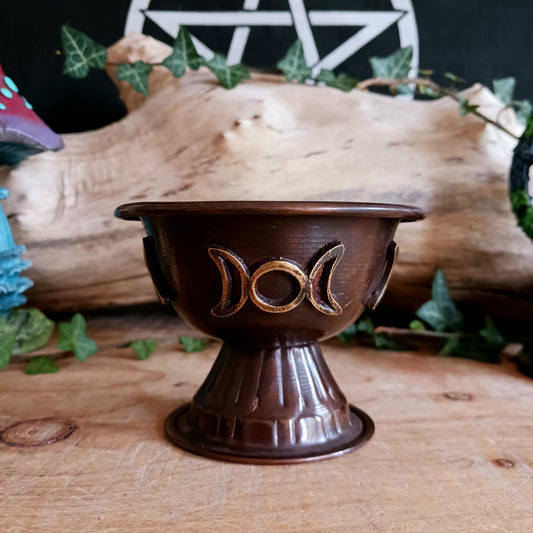 This Ancient Copper Ritual Chalice Triple Moon is a unique artifact that takes us back to the distant times of magical rites and rituals. Created for people looking for authentic tools for their spiritual and ritual practices.