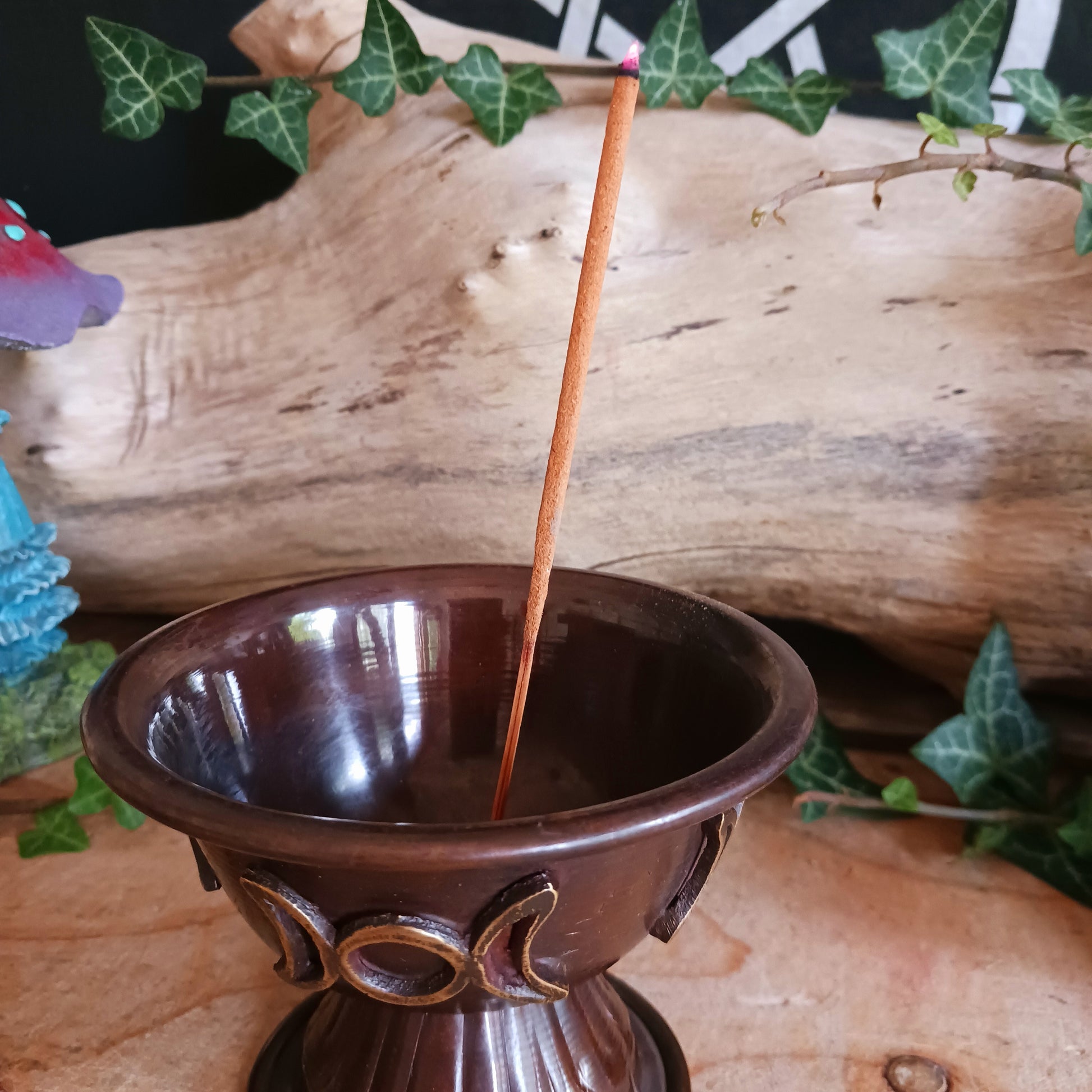 This Ancient Copper Ritual Chalice Triple Moon is a unique artifact that takes us back to the distant times of magical rites and rituals. Created for people looking for authentic tools for their spiritual and ritual practices.