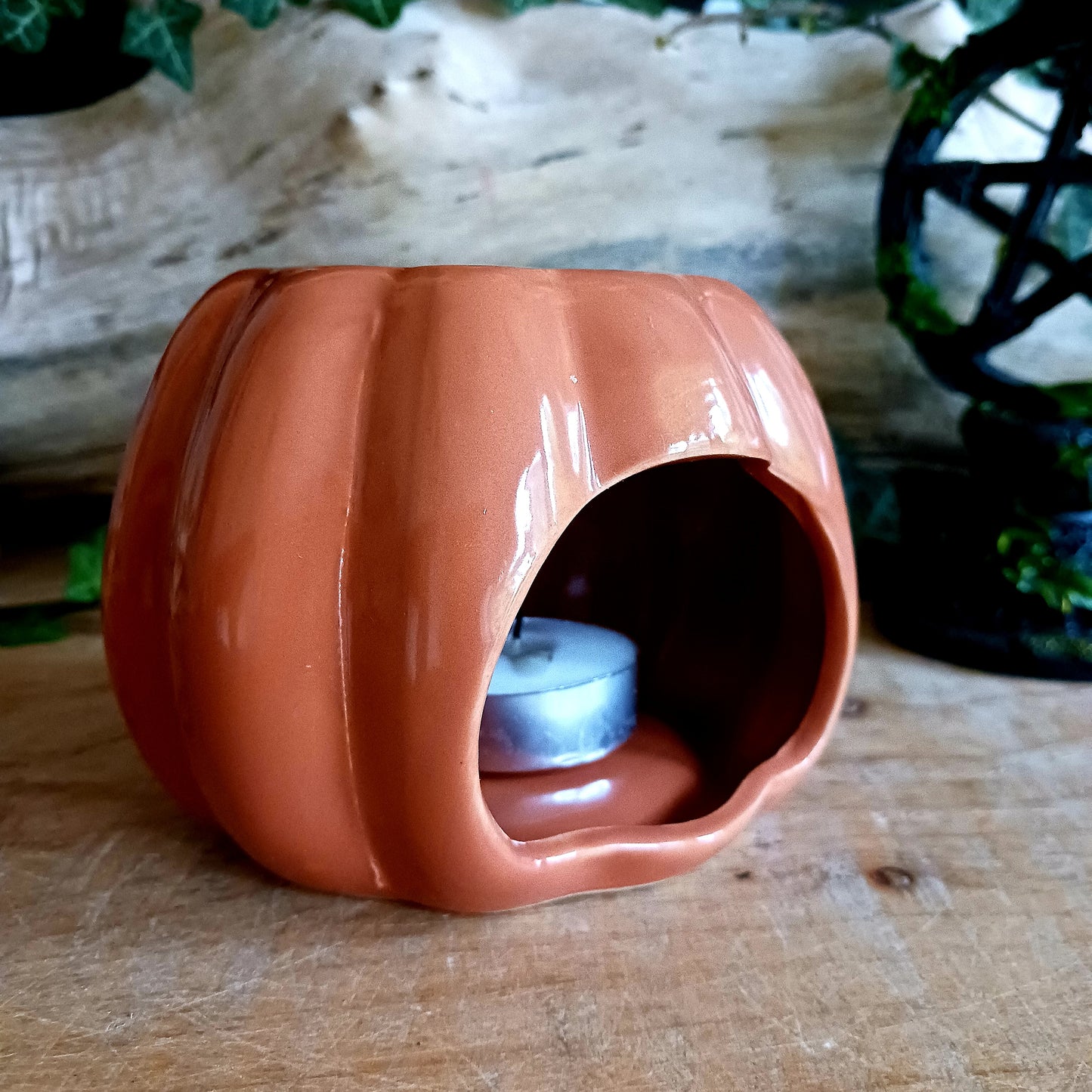 Add a touch of Halloween spirit to your home with this charming ceramic oil burner. Crafted from dolomite, this burner is both durable and stylish. Simply fill the dish with water and your favourite essential oils, light a tea light, and enjoy the soothing aroma. Alternatively, just use a spooky tealight holder.