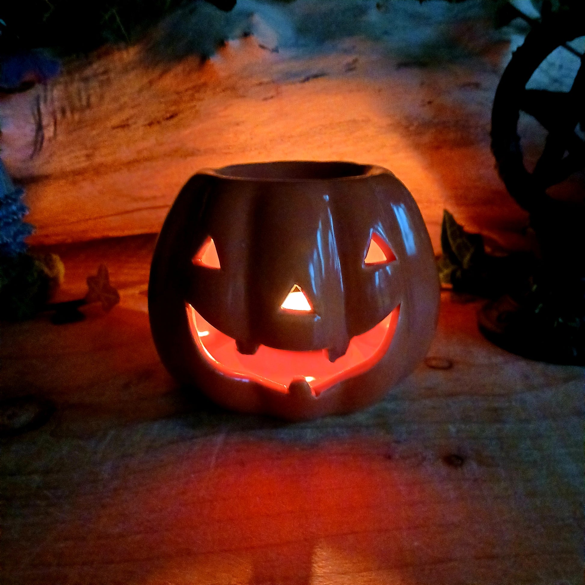 Add a touch of Halloween spirit to your home with this charming ceramic oil burner. Crafted from dolomite, this burner is both durable and stylish. Simply fill the dish with water and your favourite essential oils, light a tea light, and enjoy the soothing aroma. Alternatively, just use a spooky tealight holder.