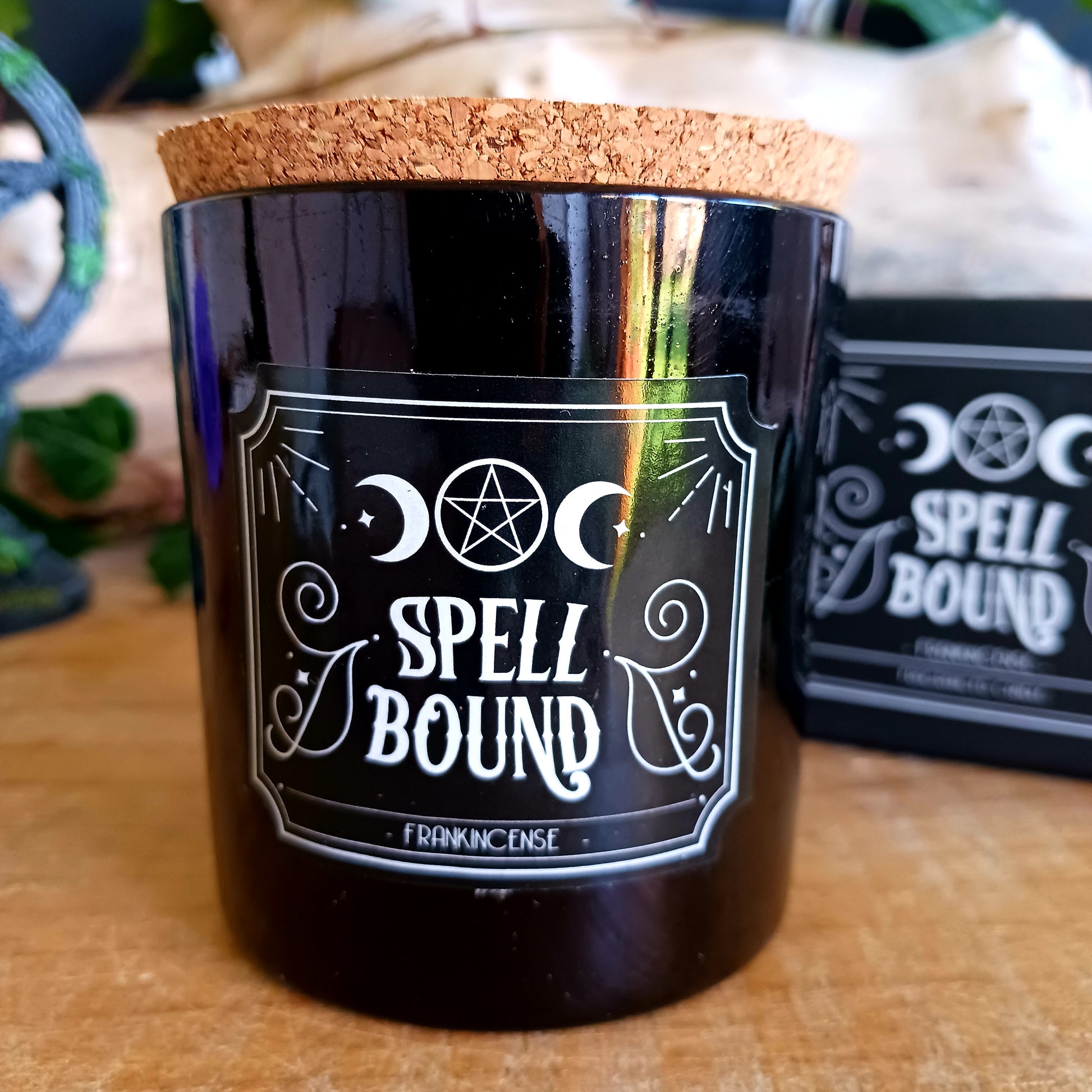 Add a little magic to your space with this bewitching ritual Spellbound candle. Featuring an enchanting scent of Frankincense and a mystical cork lid, this candle is idea for use in any ritual, or to give as a thoughtful gift.