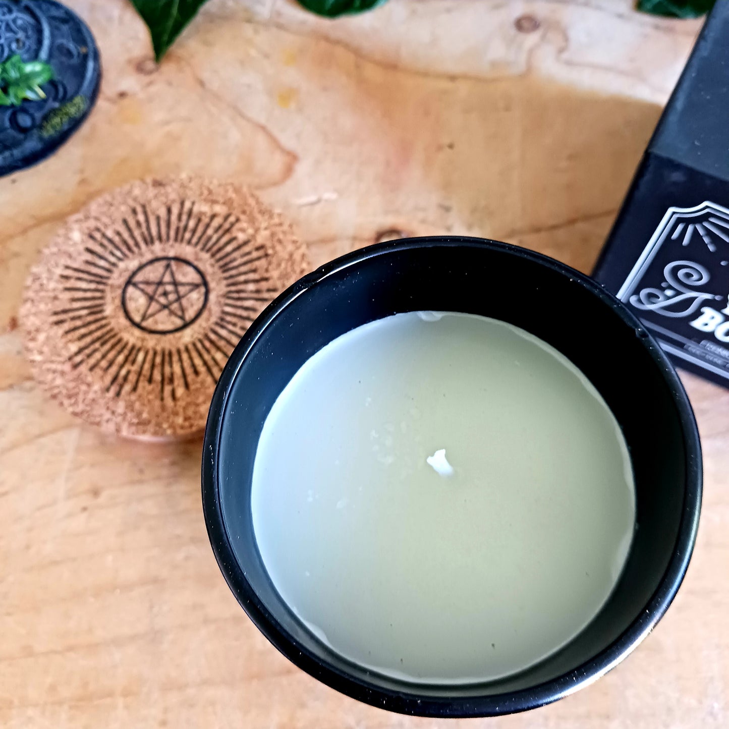 Add a little magic to your space with this bewitching ritual Spellbound candle. Featuring an enchanting scent of Frankincense and a mystical cork lid, this candle is idea for use in any ritual, or to give as a thoughtful gift.