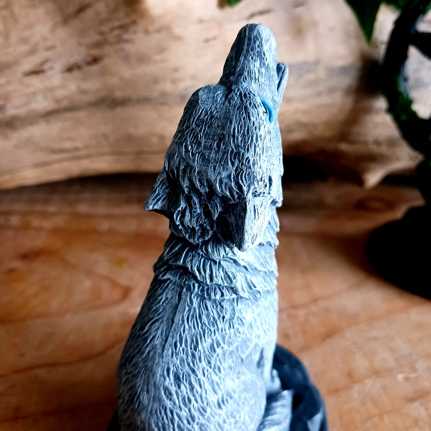 This detailed howling wolf incense cone burner has been designed by Lisa Parker. When the incense cone is burning, smoke rises from the mouth of the howling wolf.