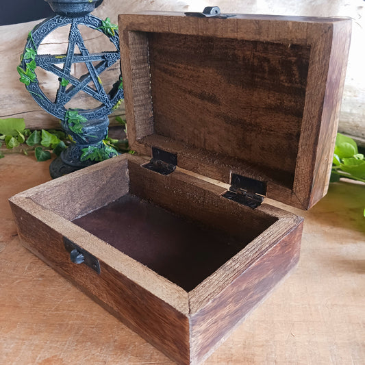 Trust the process and embrace the beauty of the unknown with the Trust the Universe Enamelled Keepsake Box. Designed to inspire calm, intention, and quiet confidence, this celestial-inspired storage box is both meaningful décor and a practical keepsake piece.