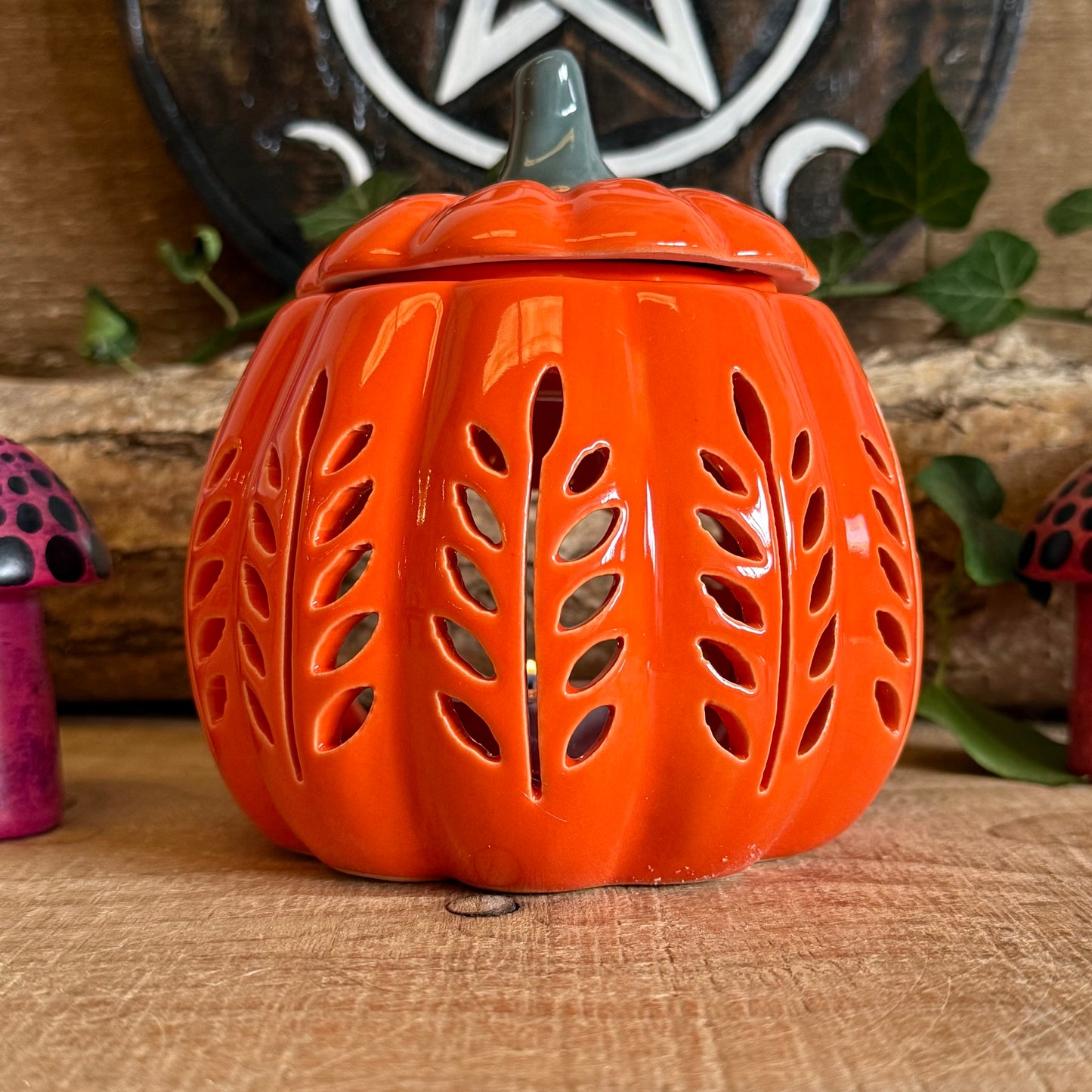 Add a touch of autumn elegance to your home with this pumpkin-shaped oil burner and wax warmer from Orange Leaf. Crafted with charming cut-out details, it creates a cosy, ambient glow perfect for chilly autumn evenings. Ideal for melting autumn-themed wax melts or fragrance oils, it fills your home with comforting seasonal scents. Always remove the lid when in use. A decorative and practical piece, this oil burner brings both style and warmth to your seasonal décor.