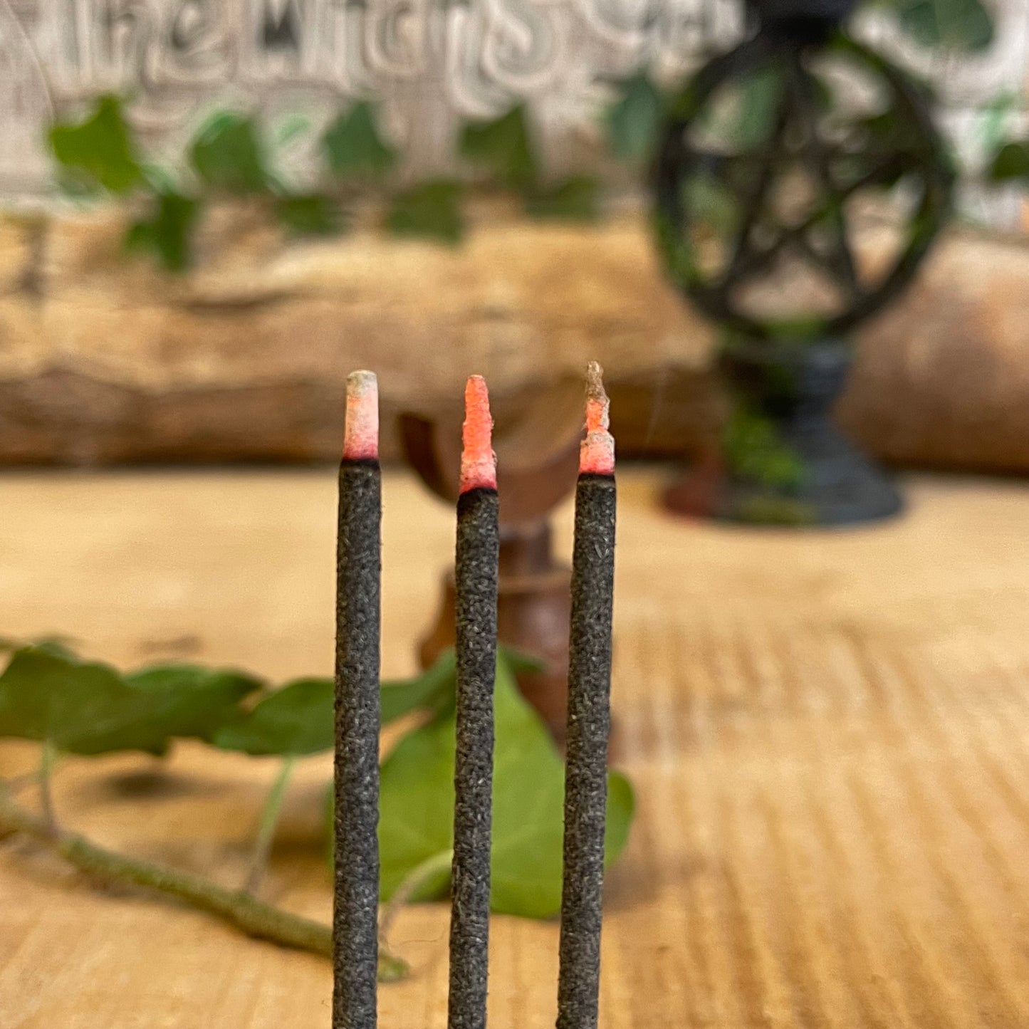 This pack of 'Spell Bound' incense features 15 hand-rolled incense sticks with a Frankincense scent. Made from vegan and organic ingredients in India, these sticks are meticulously crafted using premium materials and fragrances. Remember to use a proper incense stick holder and never leave burning incense unattended. Safety is of the utmost importance